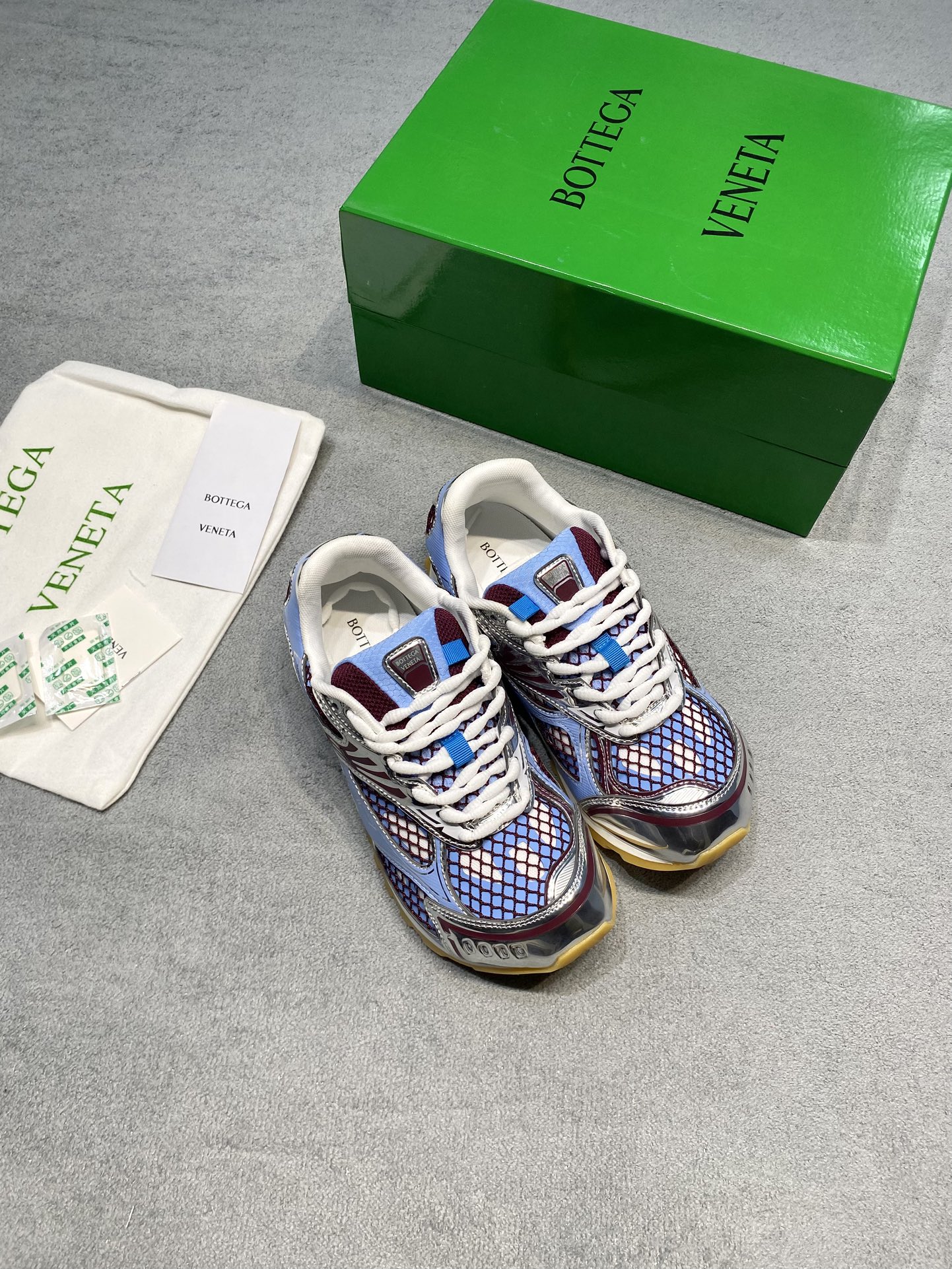 NO:693156,BV Orbit’s new color debuts and couples’ styles are super eye-catching!  Barolo's burgundy and bluebell color scheme is more romantic, intertwining retro and fantasy, as if wearing the gorgeous sunset on your feet. The technical fabric and breathable mesh are lightweight, and it is as comfortable as walking on clouds. The silver glossy stitching adds a sense of the future. You can unlock high-end outfits with skirts and jeans with one click, and the BV aesthetic is all online!  Back to the Millennium!  BV ORBIT sneakers are really cool!  Inspired by the free and casual retro style of the 1990s, Bottega Veneta launches a new unisex sneaker Orbit series. While ensuring casual comfort, the orbit sneakers are also meticulously crafted and matched with the selected mesh fabric to echo the brand's iconic Intreccio weaving elements to achieve a light foot feel. The exquisite and avant-garde design brings a new interpretation, paying tribute to individual style in the collision of function and silhouette, creating a timeless style. 'Dynamic' is Matthieu  One of the important design concepts of Blazy. While being comfortable to wear, it can also elegantly modify the foot lines, and can be freely matched with trousers or skirts, allowing you to easily control a variety of daily styles. Fabric: Original molded film/cowboy Lining: Original breathable mesh/sheepskin outsole Original molded outsole Size: Female 35-40 (customized at 40) Male 39-45 (customized at 45) Price Film Cowboy Men's  Extremely cost-effective, no bargaining.,casual shoes/sports shoes,bottega veneta,bottega veneta,sneakers,skirts,jeans,sheepskin19860909BV Orbit新色登场情侣款穿出门超吸睛！ 巴罗洛酒红撞蓝铃花配色更显浪漫,复古与梦幻交织,仿佛把傍晚的绚烂晚霞穿在脚上科技面料加透气网布材质轻盈,暴走也像踩云一样舒服,银色亮面拼接更添未来感,搭裙装、牛仔裤都能一键解锁高级穿搭, BV审美全程在线！ 回归千禧年！BV ORBIT 运动鞋真的好帅！ Bottega Veneta 以 90 年代自由随性的复古风格为灵感,推出全新的中性运动鞋 Orbit 系列. orbit 运动鞋在保证休闲舒适的同时,不乏造型设计的精细雕琢,搭配甄选网纱面料呼应品牌标志性 Intreccio 编织元素,以此实现轻盈的脚感. 以精致前卫的设计带来全新的演绎,在功能与廓形的碰撞中致敬个性风采、打造永不过时的造型风格. “动态”是Matthieu Blazy 的重要设计理念之一.在 穿着舒适的同时,还可以优雅修饰足部线条,更能自由搭配裤装或裙装,轻松驾驭多种日常风格. 面料: 原版开模胶片/牛猄 內里: 原版透气网/羊皮 大底原版开模大底 码数女35-40（40定做） 男39-45（45定做） 价格胶片 牛猄 男款 极致性价比,不议价.,休闲鞋/运动鞋,bottega veneta,bottega veneta,sneakers,skirts,jeans,sheepskin,Women's Shoes