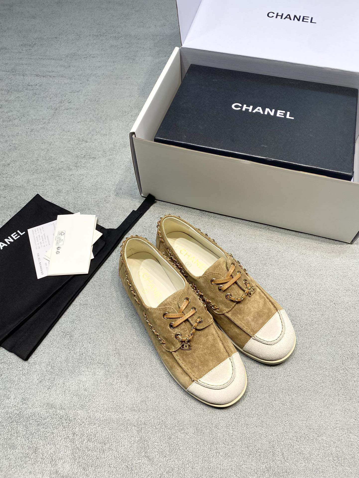 NO:693117,Original development, new autumn and winter styles, all-season shoes, flat color matching, chain casual shoes, CHANE* This pair of 26C round toe lace-up shoes is really a treasure item in the wardrobe! The calfskin texture is soft, and the round toe design is retro and elegant. Let’s share the style and outfit ideas of brown, black and blue. Brown｜Retro literary style. Pair it with a khaki windbreaker + straight jeans, and then use a silk scarf to embellish the neck. It instantly creates a French literary atmosphere, suitable for checking in at a cafe in autumn. Black｜Simple and high-end style. Pair with black nine-point trousers + white shirt, or a little black skirt + short knitted cardigan to create an effortless commuting look, low-key but elegant. Blue｜Refreshing and fashionable. Pair it with a white dress or beige wide-leg pants. The light blue shoes become the overall highlight, refreshing and chic, breaking the monotony of the basic style. Fabric: Suede imported from Italy. Lining: Original lining. Outsole. Original rubber outsole. Size: 35-39 (customized at 40). Price: Airplane box. Genuine materials. , Extremely cost-effective, quantity and price, no negotiation for loose orders, single shoes, chanel, skirts, jeans, shirts, cowhide, chamois leather19860909原版开发 秋冬新款 四季鞋 平底拼色 链条 休闲鞋 CHANE*这双26C圆头系带单鞋,真是衣橱里的宝藏单品！小牛皮质感柔软,圆头设计复古又秀气,分享下棕色、黑色、蓝色的风格穿搭思路 棕色｜复古文艺感 搭配卡其色风衣+直筒牛仔裤,再用丝巾点缀脖颈,瞬间穿出法式文艺氛围,适合秋日咖啡馆打卡. 黑色｜简约高级感 搭配黑色九分西裤+白衬衫,或是小黑裙+短款针织开衫,打造不费力的通勤造型,低调却显贵. 蓝色｜清爽时髦感 搭配白色连衣裙或米色阔腿裤,浅蓝单鞋成为整体亮点,清爽又别致,打破基础款单调. 面料: 意大利进口麂皮 內里: 原版内里 大底原版橡胶大底 码数35-39（40定做） 价格飞机盒 真材实料 、极致性价比跑量价、散单不议价,单鞋,chanel,skirts,jeans,shirts,cowhide,chamois leather,Women's Shoes