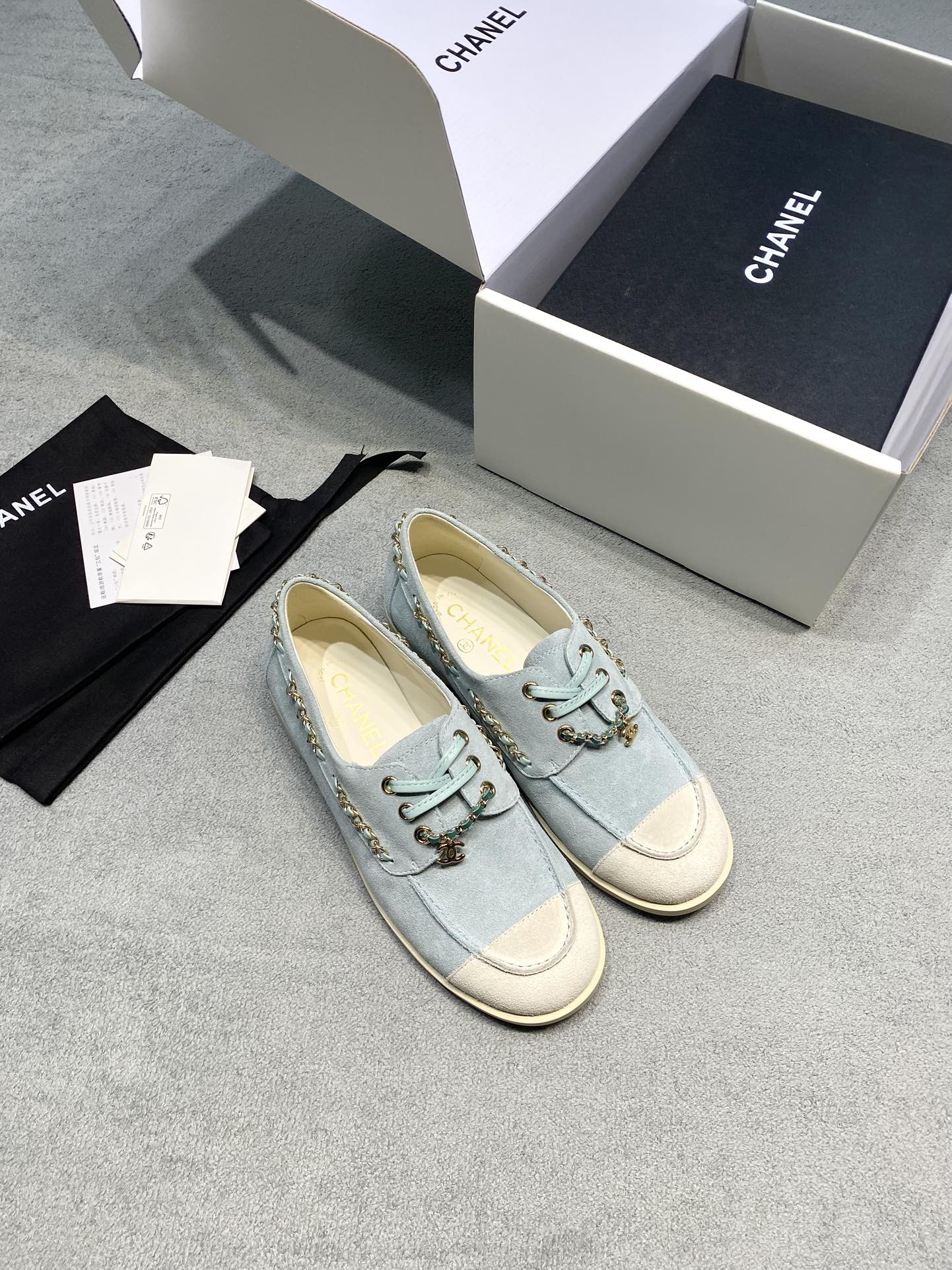 NO:693121,Original development, new autumn and winter styles, all-season shoes, flat color matching, chain casual shoes, CHANE* This pair of 26C round toe lace-up shoes is really a treasure item in the wardrobe! The calfskin texture is soft, and the round toe design is retro and elegant. Let’s share the style and outfit ideas of brown, black and blue. Brown｜Retro literary style. Pair it with a khaki windbreaker + straight jeans, and then use a silk scarf to embellish the neck. It instantly creates a French literary atmosphere, suitable for checking in at a cafe in autumn. Black｜Simple and high-end style. Pair with black nine-point trousers + white shirt, or a little black skirt + short knitted cardigan to create an effortless commuting look, low-key but elegant. Blue｜Refreshing and fashionable. Pair it with a white dress or beige wide-leg pants. The light blue shoes become the overall highlight. They are refreshing and chic, breaking the monotony of the basic style. Fabric: Suede imported from Italy. Lining: Original lining. Outsole. Original rubber outsole. Size: 35-39 (customized at 40). Price: Genuine material. , Extremely cost-effective, quantity and price, no negotiation for loose orders, single shoes, chanel, skirts, jeans, shirts, cowhide, chamois leather19860909原版开发 秋冬新款 四季鞋 平底拼色 链条 休闲鞋 CHANE*这双26C圆头系带单鞋,真是衣橱里的宝藏单品！小牛皮质感柔软,圆头设计复古又秀气,分享下棕色、黑色、蓝色的风格穿搭思路 棕色｜复古文艺感 搭配卡其色风衣+直筒牛仔裤,再用丝巾点缀脖颈,瞬间穿出法式文艺氛围,适合秋日咖啡馆打卡. 黑色｜简约高级感 搭配黑色九分西裤+白衬衫,或是小黑裙+短款针织开衫,打造不费力的通勤造型,低调却显贵. 蓝色｜清爽时髦感 搭配白色连衣裙或米色阔腿裤,浅蓝单鞋成为整体亮点,清爽又别致,打破基础款单调. 面料: 意大利进口麂皮 內里: 原版内里 大底原版橡胶大底 码数35-39（40定做） 价格  真材实料 、极致性价比跑量价、散单不议价,单鞋,chanel,skirts,jeans,shirts,cowhide,chamois leather,Women's Shoes