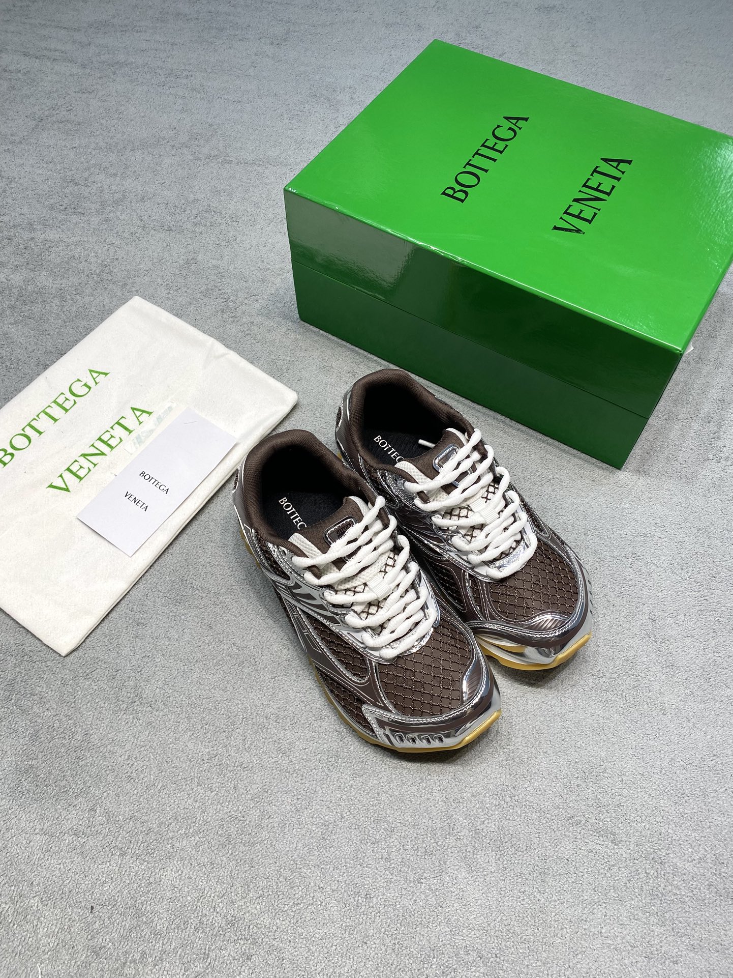 NO:693157,BV26 early spring new Orbit chocolate brown is so amazing Bottega Veneta26 early spring new color Orbit is here!  The chocolate brown color matches the atmosphere of autumn and winter very well, and the silver metallic coating is very futuristic. If you like Barn style and want a bit of personality, don’t miss it. It’s retro and artistic yet full of technology! Back to the Millennium! BV ORBIT sneakers are really cool! Inspired by the free and casual retro style of the 1990s, Bottega Veneta launches a new unisex sneaker Orbit series. While ensuring casual comfort, the orbit sneakers are also meticulously crafted and matched with the selected mesh fabric to echo the brand's iconic Intreccio weaving elements to achieve a light foot feel. The exquisite and avant-19860909BV26早春新款Orbit巧克力棕色太惊艳 Bottega Veneta26早春全新配色Orbit来啦！  巧克力棕色和秋冬的氛围十分契合,银色金属涂层非常有未来感,喜欢巴恩风又想要个性一点的不要错过,复古文艺又充满科技感！ 回归千禧年！BV ORBIT 运动鞋真的好帅！ Bottega Veneta 以 90 年代自由随性的复古风格为灵感,推出全新的中性运动鞋 Orbit 系列. orbit 运动鞋在保证休闲舒适的同时,不乏造型设计的精细雕琢,搭配甄选网纱面料呼应品牌标志性 Intreccio 编织元素,以此实现轻盈的脚感. 以精致前卫的设计带来全新的演绎,在功能与廓形的碰撞中致敬个性风采、打造永不过时的造型风格. “动态”是Matthieu Blazy 的重要设计理念之一.在 穿着舒适的同时,还可以优雅修饰足部线条,更能自由搭配裤装或裙装,轻松驾驭多种日常风格. 面料: 原版开模胶片/牛猄 內里: 原版透气网/羊皮 大底原版开模大底 码数女35-40（40定做） 男39-45（45定做） 价格胶片 牛猄 男款 极致性价比,不议价.,休闲鞋/运动鞋,bottega veneta,bottega veneta,sneakers,skirts,sheepskin,Women's Shoes