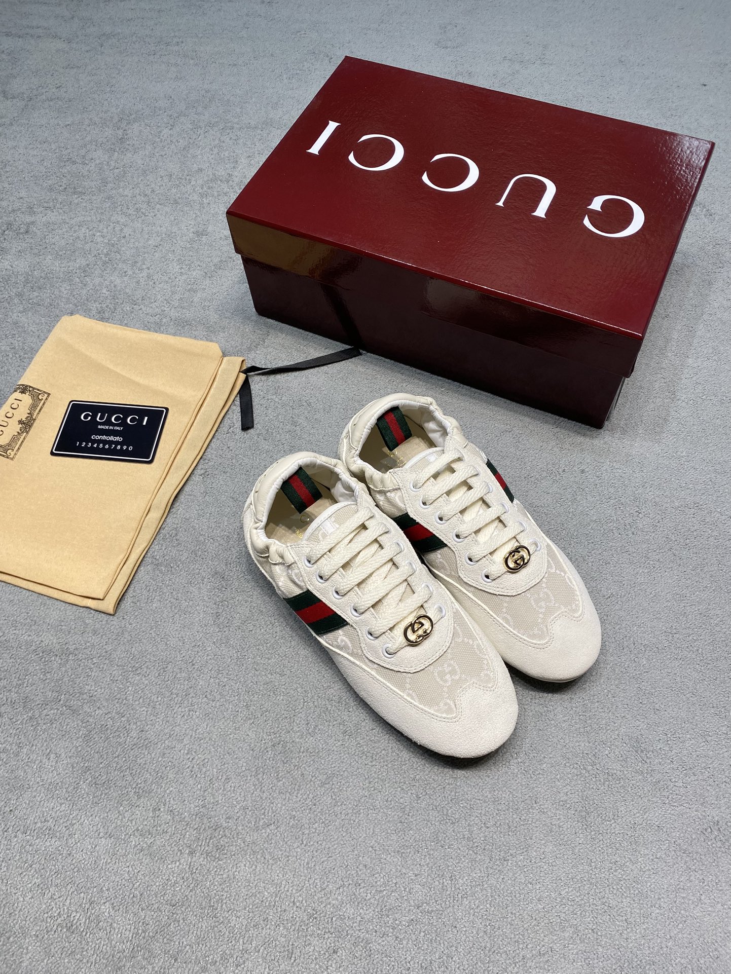 NO:693178,Original development of 2026ss gucci shift thin-soled shoes, ultra-clear shoe body | ultra-thin sole | elastic heel Gucci is back again! The new Gucci Shift sneaker directly hits my heart. This series of sneakers really blends retro and fashion just right. Whether it is creamy white, gentle taro purple, or energetic warm yellow, or retro brown, every color is beautiful. The classic red and green webbing on the side of the shoe, coupled with the exquisite double G logo, are highly recognizable and are definitely eye-catching when walking on the street. Moreover, it is extremely comfortable on the feet, light and fits the foot shape. It is very suitable for shopping and commuting. It can be easily worn with skirts and trousers, and can be easily created with different styles. It is really a magical tool for dressing. I can’t wait to wear it and start every day full of energy~ My dears, this new wave of new products is really worth it! Fabric: Cow/canvas Lining: Imported Australian sheepskin outsole Original molded outsole Size 35-39 (customized in 40) Price Extremely cost-effective, quantity and price, no negotiation for bulk orders, casual shoes/sports shoes, gucci, sneakers, skirts, sheepskin19860909原版开发 2026ss gucci shift薄底鞋 超清鞋身｜超薄鞋底｜松紧后跟 Gucci又来炸场啦！新出的Gucci Shift sneaker直接戳中我的心巴 这系列运动鞋真的把复古和时尚融合得恰到好处～不管是奶fufu的白色、温柔的香芋紫,还是活力的暖黄、复古的棕,每一款颜色都好看到尖叫鞋侧经典的红绿织带,加上精致的双G标识,辨识度拉满,走在街上绝对是吸睛利器 而且上脚巨舒服,轻盈又贴合脚型,逛街、通勤都很合适,搭配裙子、裤子都能轻松hold住,轻松打造出不同风格的造型,真的是穿搭神器没错了 已经迫不及待想穿上它,开启活力满满的每一天啦～宝子们,这波新品真的可以冲！ 面料: 牛猄/帆布 內里: 进口澳洲羊皮 大底开模原版大底 码数35-39（40定做） 价格 极致性价比跑量价、散单不议价,休闲鞋/运动鞋,gucci,sneakers,skirts,sheepskin,Women's Shoes