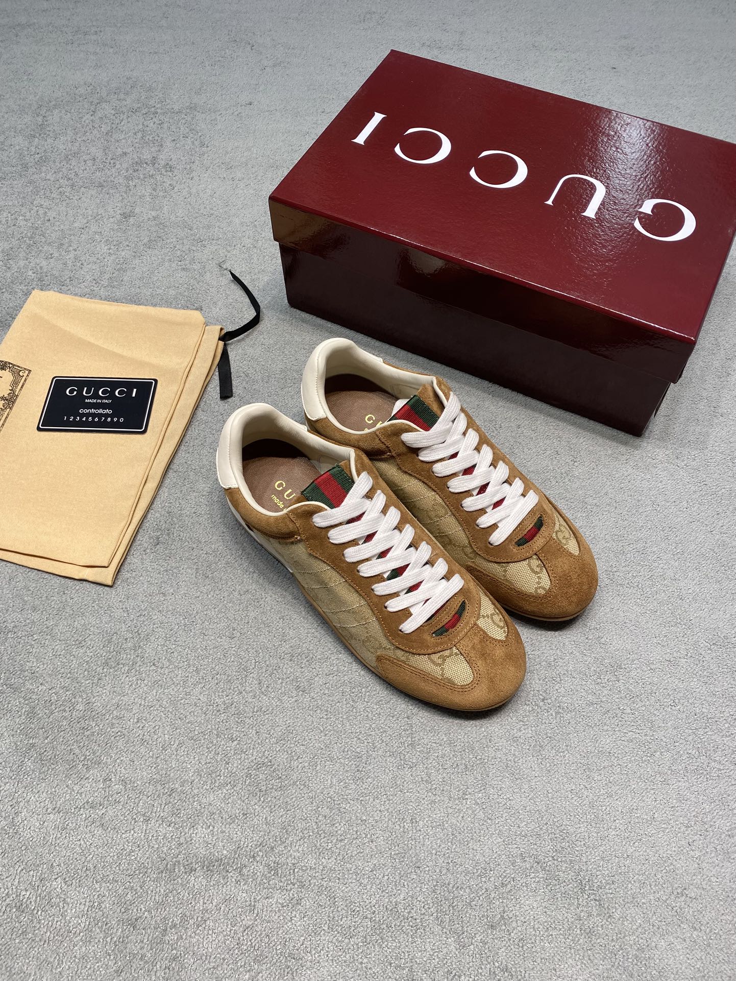 NO:693160,Original development 2026ss gucci shift distressed soft cowhide thin-soled shoes ss26 early spring show thin-soled shoes washed and distressed soft calfskin green red and green signature elements super comfortable on the feet｜lightweight full of details new design work This series of sneakers really blends retro and fashion just right. Every color is so good. You can see the classic red and green webbing on the side of the shoe, plus the exquisite double G logo, which is very recognizable. It is definitely an eye-catcher when walking on the street. It is also very comfortable on the foot, light and fits the foot shape. It is suitable for shopping and commuting. It can be easily held with skirts and trousers, and it can easily create different styles of looks. It is really a dressing tool. I can’t wait to put it on and start every day full of energy~ My dears, this new wave of new products is really worth it! Fabric: Imported first-layer full-grain cowhide Lining: Imported Australian sheepskin Outsole Original molded outsole Size 35-39 (customized in 40) Price Extremely cost-effective, quantity and price, no negotiation for bulk orders, casual shoes/sports shoes, gucci, sneakers, skirts, cowhide, sheepskin19860909原版开发 2026ss gucci shift 做旧软牛皮 薄底鞋 ss26早春秀款 薄底鞋 水洗做旧 柔软小牛皮绿红绿标致性元素 脚感超级舒适｜轻盈 细节感拉满 全新设计作品 这系列运动鞋真的把复古和时尚融合得恰到好处～每一款颜色都好看到尖叫鞋侧经典的红绿织带,加上精致的双G标识,辨识度拉满,走在街上绝对是吸睛利器 而且上脚巨舒服,轻盈又贴合脚型,逛街、通勤都很合适,搭配裙子、裤子都能轻松hold住,轻松打造出不同风格的造型,真的是穿搭神器没错了 已经迫不及待想穿上它,开启活力满满的每一天啦～宝子们,这波新品真的可以冲！ 面料: 进口头层全粒面牛皮 內里: 进口澳洲羊皮 大底开模原版大底 码数35-39（40定做） 价格 极致性价比跑量价、散单不议价,休闲鞋/运动鞋,gucci,sneakers,skirts,cowhide,sheepskin,Women's Shoes