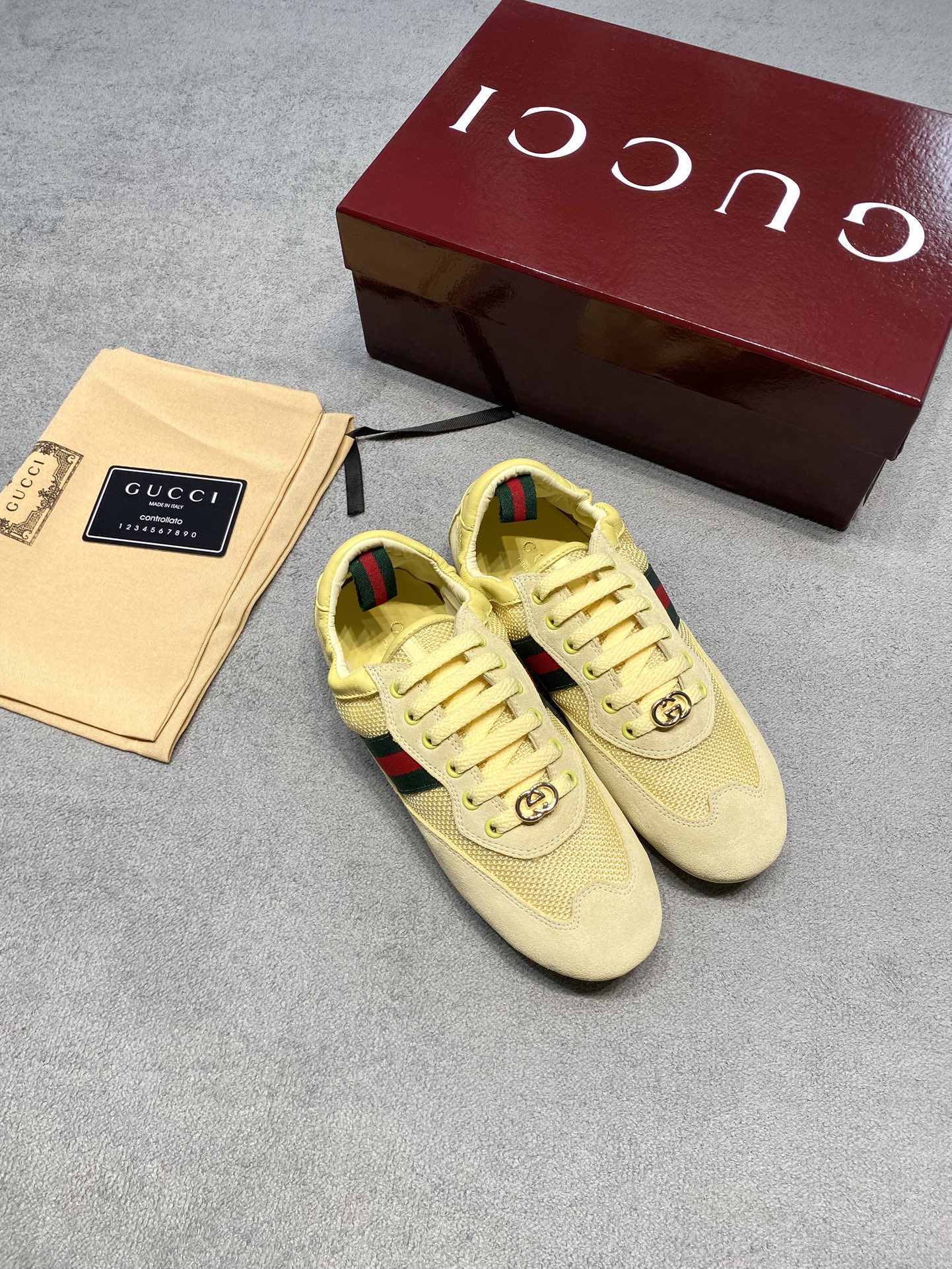 NO:693184,Original development of 2026ss gucci shift thin-soled shoes, ultra-clear shoe body | ultra-thin sole | elastic heel Gucci is back again! The new Gucci Shift sneaker directly hits my heart. This series of sneakers really blends retro and fashion just right. Whether it is creamy white, gentle taro purple, or energetic warm yellow, or retro brown, every color is beautiful. The classic red and green webbing on the side of the shoe, coupled with the exquisite double G logo, are highly recognizable and are definitely eye-catching when walking on the street. Moreover, it is extremely comfortable on the feet, light and fits the foot shape. It is very suitable for shopping and commuting. It can be easily worn with skirts and trousers, and can be easily created with different styles. It is really a magical tool for dressing. I can’t wait to wear it and start every day full of energy~ My dears, this new wave of new products is really worth it! Fabric: Cow/canvas Lining: Imported Australian sheepskin outsole Original molded outsole Size 35-39 (customized in 40) Price Extremely cost-effective, quantity and price, no negotiation for bulk orders, casual shoes/sports shoes, gucci, sneakers, skirts, sheepskin19860909原版开发 2026ss gucci shift薄底鞋 超清鞋身｜超薄鞋底｜松紧后跟 Gucci又来炸场啦！新出的Gucci Shift sneaker直接戳中我的心巴 这系列运动鞋真的把复古和时尚融合得恰到好处～不管是奶fufu的白色、温柔的香芋紫,还是活力的暖黄、复古的棕,每一款颜色都好看到尖叫鞋侧经典的红绿织带,加上精致的双G标识,辨识度拉满,走在街上绝对是吸睛利器 而且上脚巨舒服,轻盈又贴合脚型,逛街、通勤都很合适,搭配裙子、裤子都能轻松hold住,轻松打造出不同风格的造型,真的是穿搭神器没错了 已经迫不及待想穿上它,开启活力满满的每一天啦～宝子们,这波新品真的可以冲！ 面料: 牛猄/帆布 內里: 进口澳洲羊皮 大底开模原版大底 码数35-39（40定做） 价格 极致性价比跑量价、散单不议价,休闲鞋/运动鞋,gucci,sneakers,skirts,sheepskin,Women's Shoes