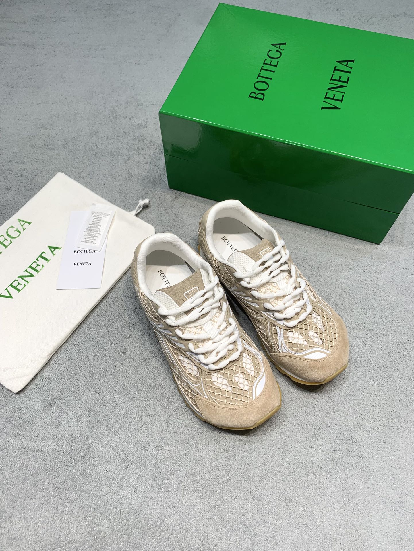 NO:693140,Back to the Millennium! BV ORBIT sneakers are really cool! Inspired by the free and casual retro style of the 1990s, Bottega Veneta launches a new unisex sneaker Orbit series. While ensuring casual comfort, the orbit sneakers are also meticulously crafted and matched with the selected mesh fabric to echo the brand's iconic Intreccio weaving elements to achieve a light foot feel. The exquisite and avant-garde design brings a new interpretation, paying tribute to individual style in the collision of function and silhouette, creating a timeless style. 'Dynamic' is Matthieu One of the important design concepts of Blazy. While being comfortable to wear, it can also elegantly modify the foot lines, and can be freely matched with trousers or skirts, allowing you to easily control a variety of daily styles. Fabric: Original molded film/cowboy Lining: Original breathable mesh/sheepskin outsole Original molded outsole Size: Female 35-40 (customized at 40) Male 39-45 (customized at 45) Price Film Cowboy Men's Extremely cost-effective, no bargaining.,casual shoes/sports shoes,bottega veneta,bottega veneta,sneakers,skirts,sheepskin19860909回归千禧年！BV ORBIT 运动鞋真的好帅！ Bottega Veneta 以 90 年代自由随性的复古风格为灵感,推出全新的中性运动鞋 Orbit 系列. orbit 运动鞋在保证休闲舒适的同时,不乏造型设计的精细雕琢,搭配甄选网纱面料呼应品牌标志性 Intreccio 编织元素,以此实现轻盈的脚感. 以精致前卫的设计带来全新的演绎,在功能与廓形的碰撞中致敬个性风采、打造永不过时的造型风格. “动态”是Matthieu Blazy 的重要设计理念之一.在 穿着舒适的同时,还可以优雅修饰足部线条,更能自由搭配裤装或裙装,轻松驾驭多种日常风格. 面料: 原版开模胶片/牛猄 內里: 原版透气网/羊皮 大底原版开模大底 码数女35-40（40定做） 男39-45（45定做） 价格胶片 牛猄 男款 极致性价比,不议价.,休闲鞋/运动鞋,bottega veneta,bottega veneta,sneakers,skirts,sheepskin,Women's Shoes