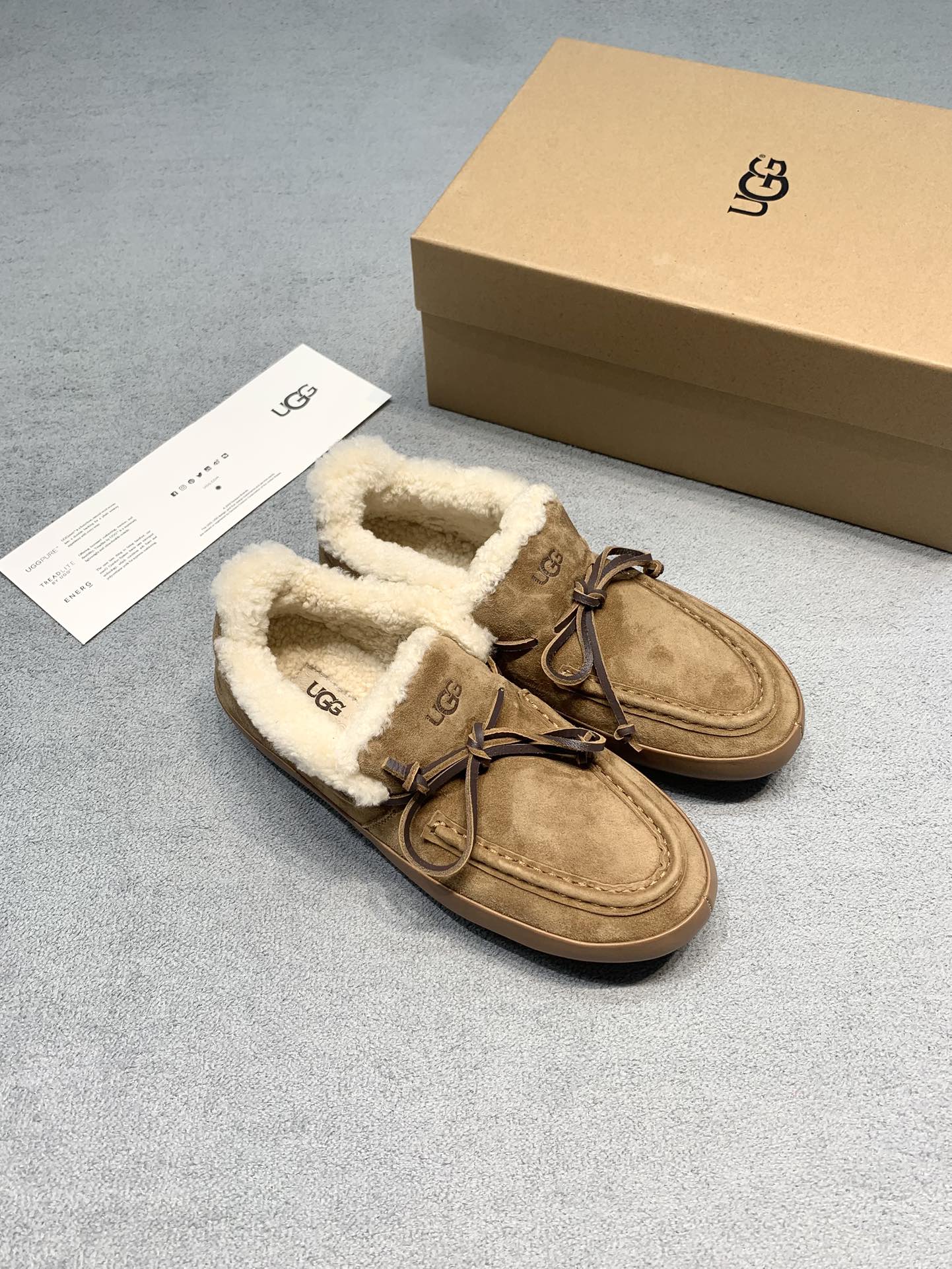 NO:693244,The original development of UGG Quill loafers, lightweight bow-tie bean shoes, directly understands the concept of 'warmth + casualness' - the suede is so soft that it collapses when pinched, and the fur ring at the mouth of the shoe is as fluffy as freshly harvested wool, making you feel warm just by looking at it. The interior is full of wool, making you feel like you are walking on clouds. The bow design on the upper is full of small details! ! Anti-slip rubber sole, can be held in various occasions. It is a must-have for autumn and winter. It is really light on the feet. It is indispensable for daily driving/office. Fabric: Cow suede/first-layer cowhide. Lining: Australian lamb wool. Outsole. Original rubber sole. Size: Women's size 35-39 (40 is custom-made and non-refundable). Price Genuine materials, extremely cost-effective, no bargaining for loose orders, loafers, cowhide, chamois leather19860909原版开发 UGG奎尔乐福鞋 轻便蝴蝶结 豆豆鞋 直接把“保暖+随性”玩明白了—— 麂皮软到一捏就陷,鞋口那圈毛毛蓬得像刚薅的羊毛,光看着就暖呼呼的 内里满满羊毛,简直就是走在云朵上 鞋面蝴蝶结设计,小细节拉满！！ 防滑橡胶底加持,各种场合都能hold住 简直是秋冬必备 上脚真的太轻便了 日常开车/办公室 必不可缺 面料: 牛反绒/头层牛皮 內里: 澳洲羊羔毛 大底原版橡胶底 码数女码35-39（40定做不退换） 价格 真材实料、极致性价比跑量价、散单不议价,乐福鞋毛毛鞋,loafers,cowhide,chamois leather,Women's Shoes