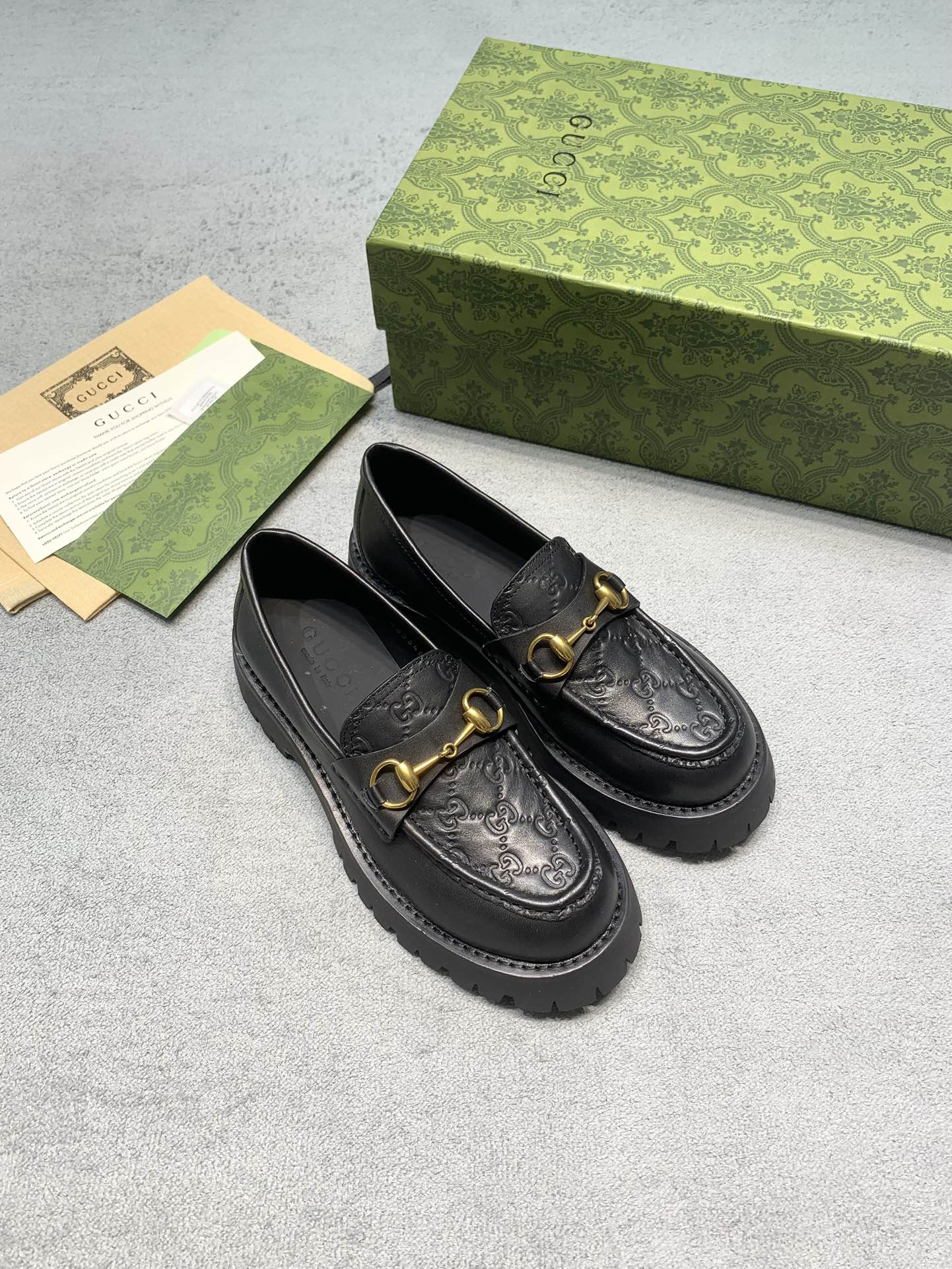 NO:693163,Original development Gucc* new gold buckle thick-soled embossed horsebit loafers, fashionable autumn and winter items, Bao Shang En, Lu Han, Ni Ni stars, the same style GUCC* Gucci's horsebit loafers are very stylish, they are both taller and easy to match. They look good with jeans, skirts or coats and wide-leg pants ~ Fabric: Italian top-grain cowhide Lining: Imported Italian cowhide Outsole Original rubber sole Size women's size 35-39 (custom-made 40 non-returnable) Price Real materials, extremely cost-effective, no bargaining for loose orders, loafers, gucci, gucci, loafers, skirts, jeans, cowhide19860909原版开发 Gucc* 新款金扣厚底压花 马衔扣乐福鞋 秋冬时髦单品 包上恩、鹿晗、倪妮明星 同款 GUCC* 古驰的马衔扣乐福鞋风就很大,就是一个又增高又好搭.无论配牛仔裤、裙装还是大衣阔腿裤都好好看哦～ 面料: 意大利头层牛皮 內里: 进口意大利牛皮 大底原版橡胶底 码数女码35-39（40定做不退换） 价格 真材实料、极致性价比跑量价、散单不议价,乐福鞋,gucci,gucci,loafers,skirts,jeans,cowhide,Women's Shoes