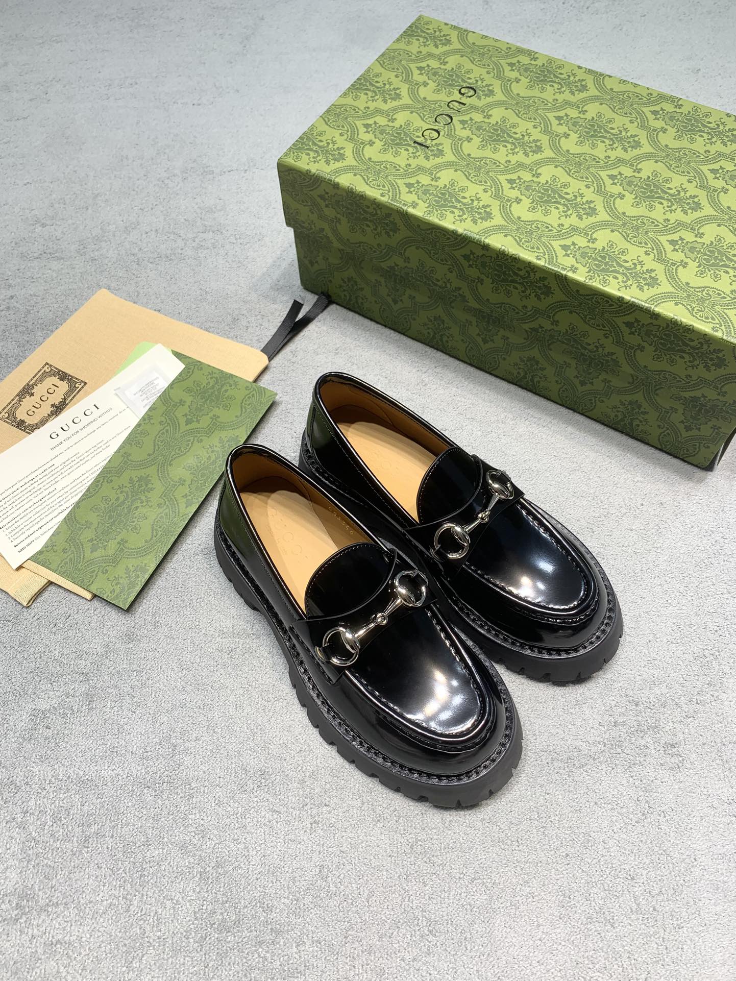 NO:693167,Original development of Gucc* new silver buckle thick-soled horsebit loafers, fashionable autumn and winter items, including celebrities such as En, Lu Han and Ni Ni. The same style GUCC* Gucci's horsebit loafers are very popular, they add height and are easy to match. They look good with jeans, skirts or coats and wide-leg pants~ Fabric: Italian first-layer open-edge beads Inner: Imported cowhide lining Outsole original rubber sole Size women's size 35-39 (custom-made 40 non-returnable) Price Real materials, extremely cost-effective, no bargaining for loose orders, loafers, gucci, gucci, loafers, skirts, jeans, cowhide19860909原版开发 Gucc* 新款银扣 厚底马衔扣乐福鞋 秋冬时髦单品 包上恩、鹿晗、倪妮明星 同款 GUCC* 古驰的马衔扣乐福鞋风就很大,就是一个又增高又好搭.无论配牛仔裤、裙装还是大衣阔腿裤都好好看哦～ 面料: 意大利头层开边珠 內里: 进口牛皮里 大底原版橡胶底 码数女码35-39（40定做不退换） 价格 真材实料、极致性价比跑量价、散单不议价,乐福鞋,gucci,gucci,loafers,skirts,jeans,cowhide,Women's Shoes