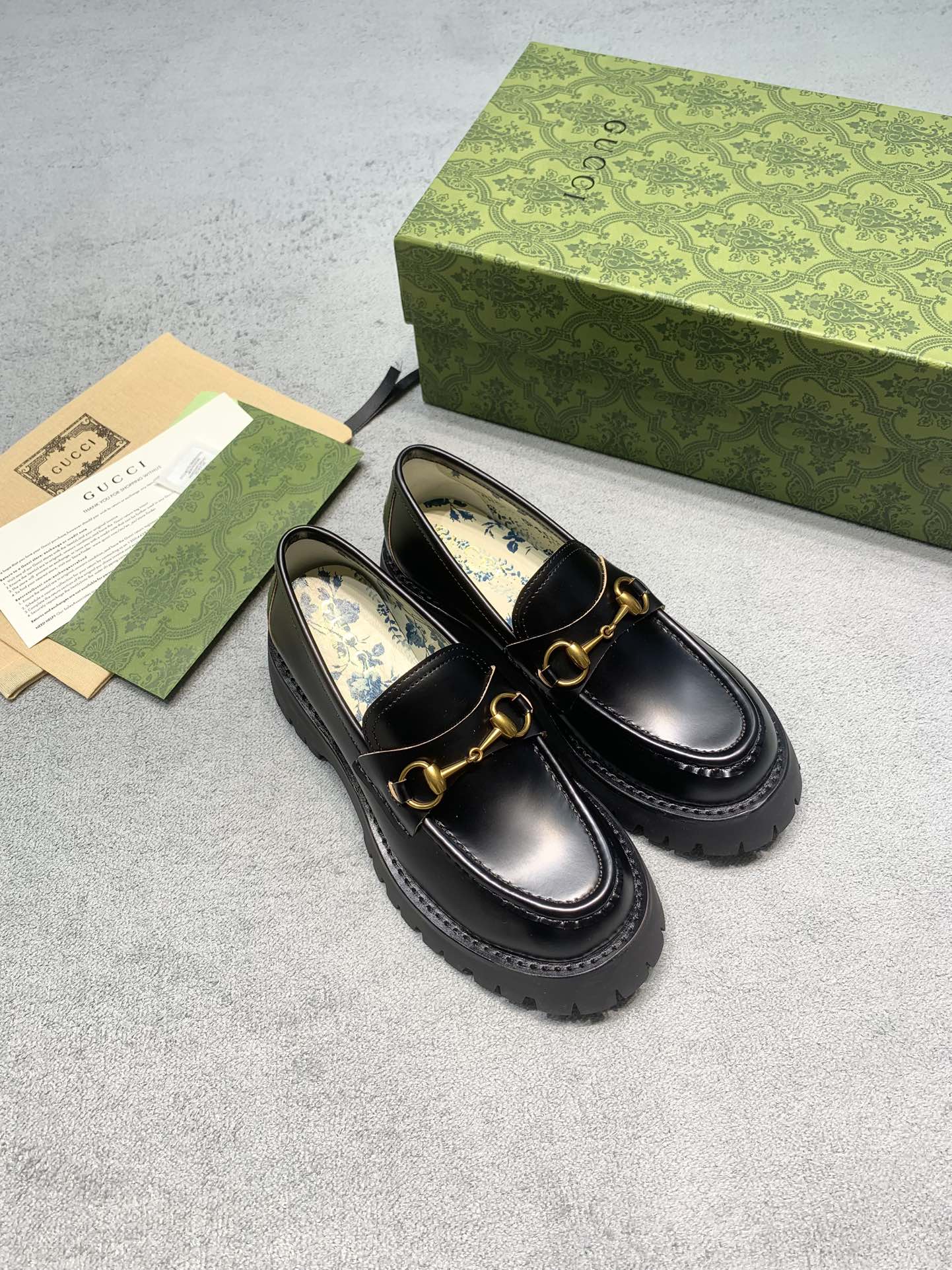 NO:693172,Original development Gucc* Classic model Big Bee Little Bee Gold buckle Thick-soled horsebit loafers Autumn and winter fashionable items Bao Shang En, Lu Han, Ni Ni Stars have the same style GUCC* Gucci's horsebit loafers are very popular, they add height and are easy to match. They look great whether worn with jeans, skirts or coats and wide-leg pants~ Fabric: Italian first-layer open-edge beads Inner: imported printed sheepskin lining Outsole Original rubber sole Size: Women's size 35-39 (40 is custom-made and non-returnable) Price Real materials, extremely cost-effective, no bargaining for loose orders, loafers, gucci, gucci, loafers, skirts, jeans, sheepskin19860909原版开发 Gucc* 经典款 大蜜蜂 小蜜蜂 金扣 厚底马衔扣乐福鞋 秋冬时髦单品 包上恩、鹿晗、倪妮明星 同款 GUCC* 古驰的马衔扣乐福鞋风就很大,就是一个又增高又好搭.无论配牛仔裤、裙装还是大衣阔腿裤都好好看哦～ 面料: 意大利头层开边珠 內里: 进口印花羊皮里 大底原版橡胶底 码数女码35-39（40定做不退换） 价格 真材实料、极致性价比跑量价、散单不议价,乐福鞋,gucci,gucci,loafers,skirts,jeans,sheepskin,Women's Shoes