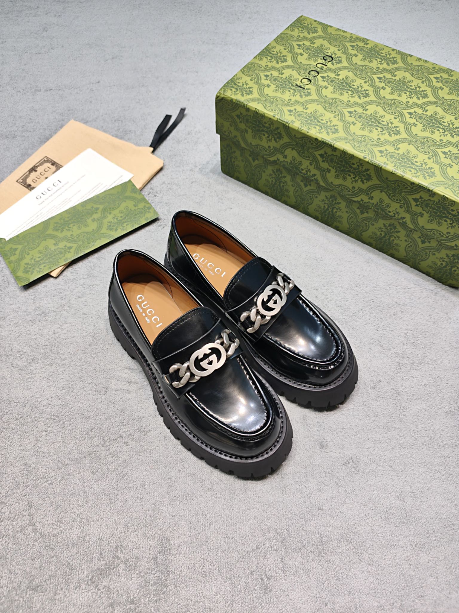 NO:693185,Original development Gucc* new Bicester Double G chain thick sole loafers are a pair of height-increasing and easy-to-match shoes. They look great whether paired with jeans, skirts or coats with wide-leg pants ~ Fabric: Italian top-grain cowhide Lining: Imported Italian cowhide Outsole Original rubber sole Sizes Women's size 35-39 (40 is custom-made and non-refundable) Price Genuine materials, extremely cost-effective, no bargaining for loose orders, loafers, gucci, loafers, skirts, jeans, cowhide19860909原版开发 Gucc* 新款比斯特 双G链条厚底 乐福鞋 就是一个又增高又好搭.无论配牛仔裤、裙装还是大衣阔腿裤都好好看哦～ 面料: 意大利头层牛皮 內里: 进口意大利牛皮 大底原版橡胶底 码数女码35-39（40定做不退换） 价格 真材实料、极致性价比跑量价、散单不议价,乐福鞋,gucci,loafers,skirts,jeans,cowhide,Women's Shoes