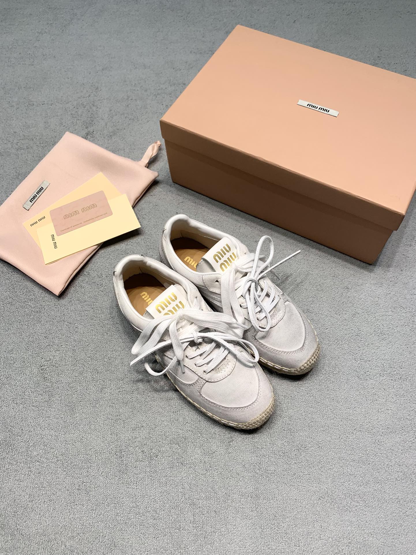 NO:693052,Miumi* Miu Miu 26SS Forrest Gump casual sports shoes with hemp rope weaving, an eye-catching miu model! 26Ss early spring order payment! Straw soles, paired with canvas uppers, and the soles are even more carefully designed with rubber soles? It is more lightweight and practical to wear, and the beige color looks gentle and elegant! Fabric: canvas/cow lining: imported Australian sheepskin, outsole straw rope/rubber bottom sheet, code number 35-39 (custom-made for 40), price, extremely cost-effective, quantity-based price, no negotiation for bulk orders, casual shoes/sports shoes, miumiu, sneakers, espadrilles, sheepskin19860909Miumi* 缪缪26SS阿甘 休闲运动鞋 麻绳编织 眼前一亮的miu款！ 26Ss早春订货款！ 草编鞋底,搭配帆布鞋面,鞋底更是非常精心的设计了橡胶鞋底？ 更加的轻便,实穿,米色系显得温柔又大气！ 面料: 帆布/牛猄 內里: 进口澳洲羊皮 大底草绳/橡胶底片 码数35-39（40定做） 价格 极致性价比跑量价、散单不议价,休闲鞋/运动鞋,miumiu,sneakers,espadrilles,sheepskin,Women's Shoes