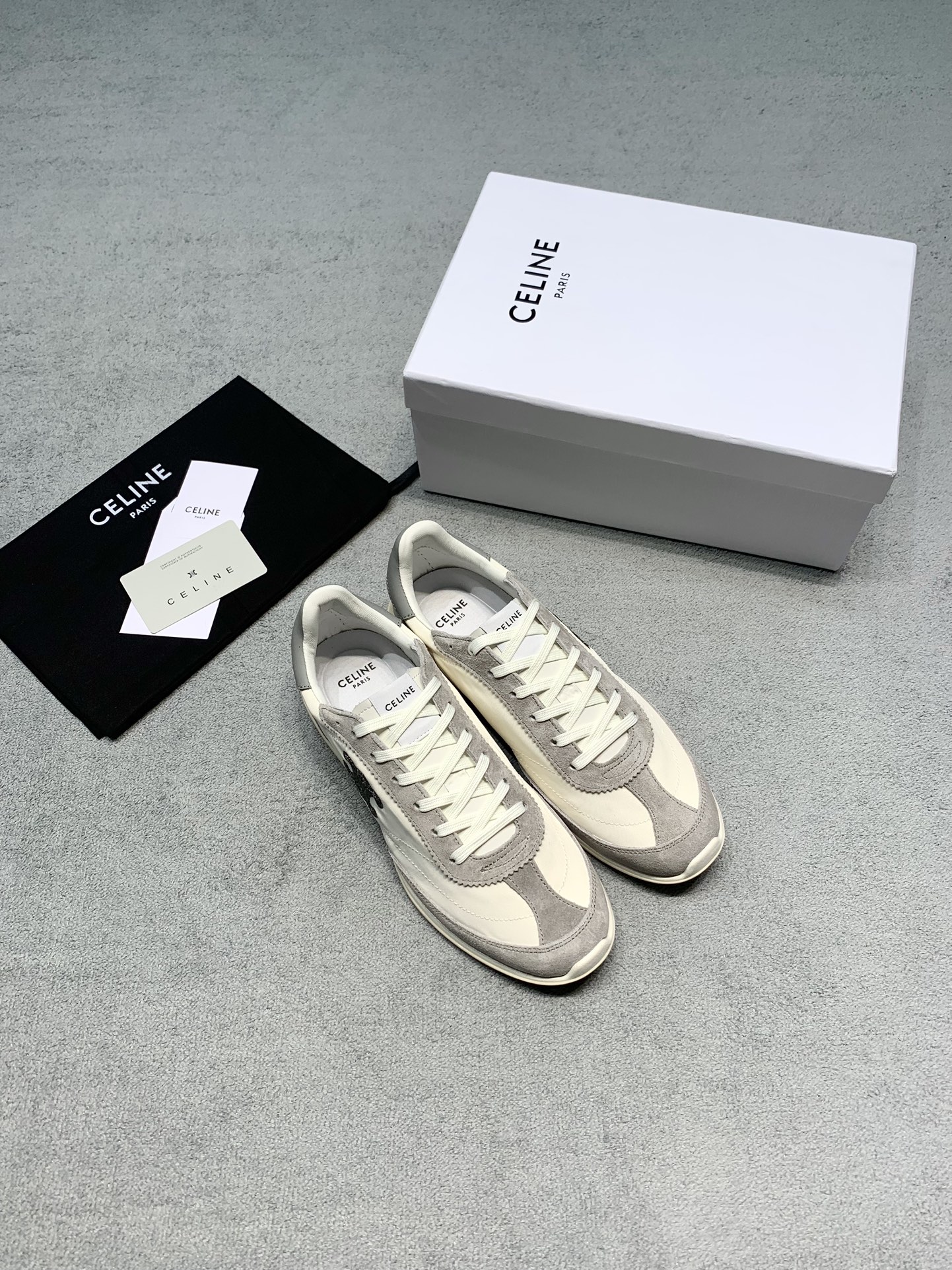 NO:692981,Original development Celin* Celine canvas moral training shoes. Bae Ji-soo's same style Celine casual shoes, fresh college style. Bae Ji-soo's same style CELINE Celine Racer low-top lifestyle casual shoes must have a name! Follow her and wear it with ease, creating a casual and high-end atmosphere. This pair of Celine Racer casual shoes is simple yet sophisticated. The low-top design exposes slender ankles, visually elongates the leg lines, and is matched with the iconic CELINE logo. It is low-key yet recognizable and full of texture. Moreover, its soles are soft and comfortable to walk, whether commuting or leisure travel, it can provide intimate care for your feet. Fabric: Cowboy + space cloth Lining: Australian sheep lining Outsole Original rubber sole Size: Women's size 35-39 (40 is custom-made and cannot be returned or exchanged) Price Real materials, extremely cost-effective, no bargaining for loose orders, casual shoes/sports shoes, celine, celine, sneakers19860909原版开发 Celin*赛琳帆布德训鞋 裴智秀同款celine休闲鞋,学院清新风 裴智秀同款CELINE赛琳Racer低帮生活休闲鞋必须拥有姓名！跟着她穿,轻松拿捏随性又高级的氛围感 这双Celine Racer休闲鞋,简约中透着精致.低帮的设计,露出纤细脚踝,视觉上拉长腿部线条、搭配标志性的CELINE标识,低调又不失辨识度,质感满满.而且它的鞋底柔软,走路舒适,无论是通勤还是休闲出行,都能给双脚贴心的呵护 面料: 牛猄+太空布 內里: 澳洲绵羊里 大底原版橡胶底 码数女码35-39（40定做不退换） 价格 真材实料、极致性价比跑量价、散单不议价,休闲鞋/运动鞋,celine,celine,sneakers,Women's Shoes