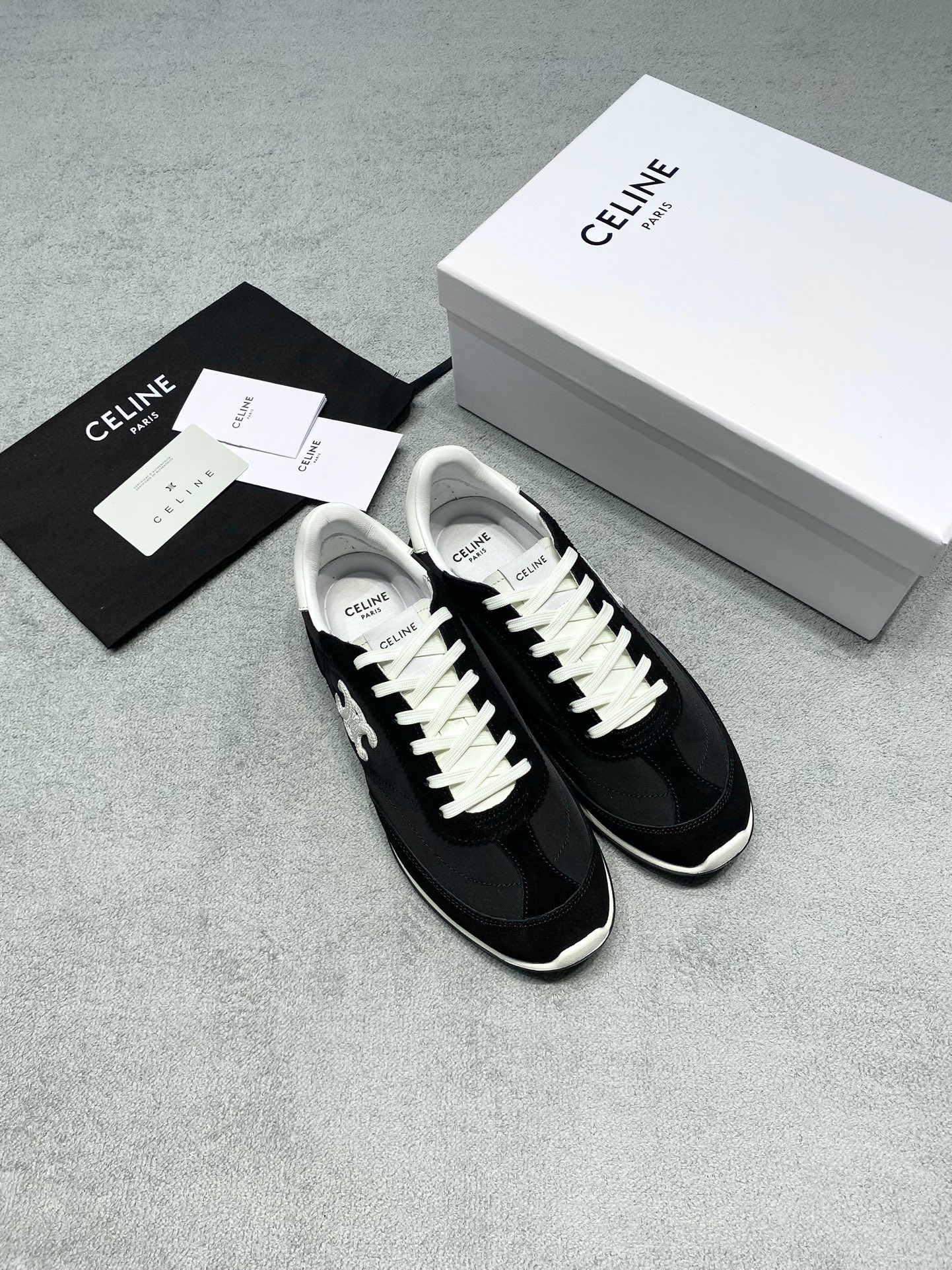 NO:692975,Original development Celin* Celine canvas moral training shoes. Bae Ji-soo's same style Celine casual shoes, fresh college style. Bae Ji-soo's same style CELINE Celine Racer low-top lifestyle casual shoes must have a name! Follow her and wear it with ease, creating a casual and high-end atmosphere. This pair of Celine Racer casual shoes is simple yet sophisticated. The low-top design exposes slender ankles, visually elongates the leg lines, and is matched with the iconic CELINE logo. It is low-key yet recognizable and full of texture. Moreover, its soles are soft and comfortable to walk, whether commuting or leisure travel, it can provide intimate care for your feet. Fabric: Cowboy + space cloth Lining: Australian sheep lining Outsole Original rubber sole Size: Women's size 35-39 (40 is custom-made and cannot be returned or exchanged) Price Real materials, extremely cost-effective, no bargaining for loose orders, casual shoes/sports shoes, celine, celine, sneakers19860909原版开发 Celin*赛琳帆布德训鞋 裴智秀同款celine休闲鞋,学院清新风 裴智秀同款CELINE赛琳Racer低帮生活休闲鞋必须拥有姓名！跟着她穿,轻松拿捏随性又高级的氛围感 这双Celine Racer休闲鞋,简约中透着精致.低帮的设计,露出纤细脚踝,视觉上拉长腿部线条、搭配标志性的CELINE标识,低调又不失辨识度,质感满满.而且它的鞋底柔软,走路舒适,无论是通勤还是休闲出行,都能给双脚贴心的呵护 面料: 牛猄+太空布 內里: 澳洲绵羊里 大底原版橡胶底 码数女码35-39（40定做不退换） 价格 真材实料、极致性价比跑量价、散单不议价,休闲鞋/运动鞋,celine,celine,sneakers,Women's Shoes