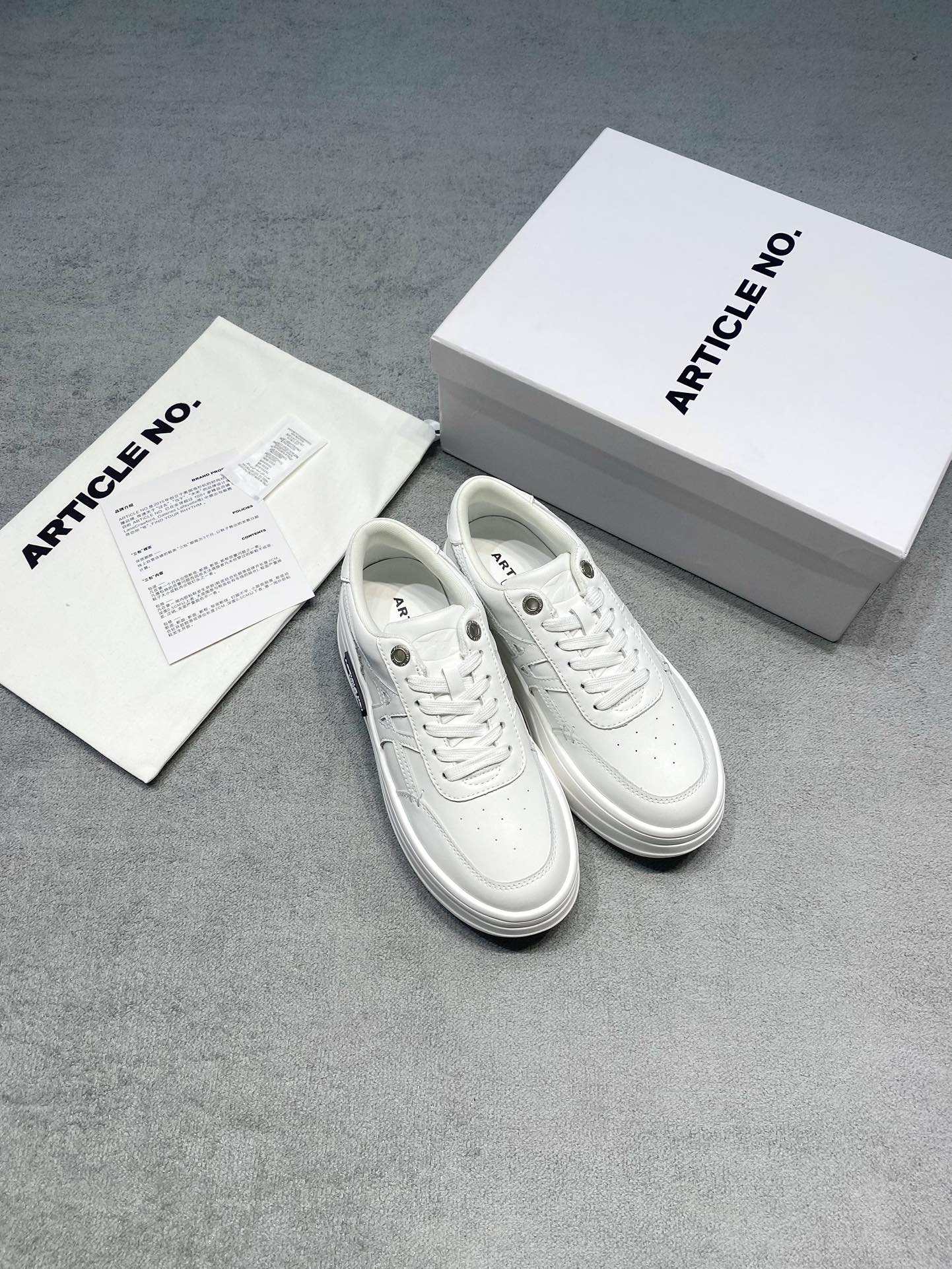 NO:692993,The original development of 2026ss ARTICLE N* thick-soled sneakers, white casual shoes, is rooted in the West Coast skateboard culture, blends retro elements with modern street style, and focuses on simple and unobtrusive design; the upper is made of genuine leather splicing, incorporating environmentally friendly materials, taking into account both texture and sustainability; the thick sole uses a light rubber formula to reduce the feeling of wearing weight while improving anti-slip and wear resistance. Two classic colors of pure white and black and white panda color matching are launched, and the low-top silhouette is suitable for wearing in many scenes;  The 5cm thick sole design has its own heightening effect. The upper breathable holes + soft elastic insole enhance the foot feel. The brand logo on the side of the shoe is low-key and highly recognizable; Upper cowhide leather lining Sheepskin outsole Foam outsole 5cm height increase Size: 35-40 yards (40 yards customization is non-refundable), casual shoes/sports shoes, sneakers, cowhide, sheepskin19860909原版开发 2026ss ARTICLE N*厚底板鞋小白鞋休闲鞋 根植于西海岸滑板文化,将复古元素与现代街头风格融合,主打简约不张扬的设计；鞋面采用真皮拼接,融入环保材料,兼顾质感与可持续性； 厚底采用轻型橡胶配方,降低穿着负重感,同时提升防滑与耐磨性.推出纯白、黑白熊猫拼色两款经典配色,低帮轮廓适配多场景穿搭； 5cm厚底设计自带增高效果,鞋面透气孔+软弹内底提升脚感,鞋侧品牌标识低调且辨识度强； 鞋面牛皮 内里羊皮 大底发泡大底 增高5cm size :35-40码（40码定制不退换）,休闲鞋/运动鞋,sneakers,cowhide,sheepskin,Women's Shoes