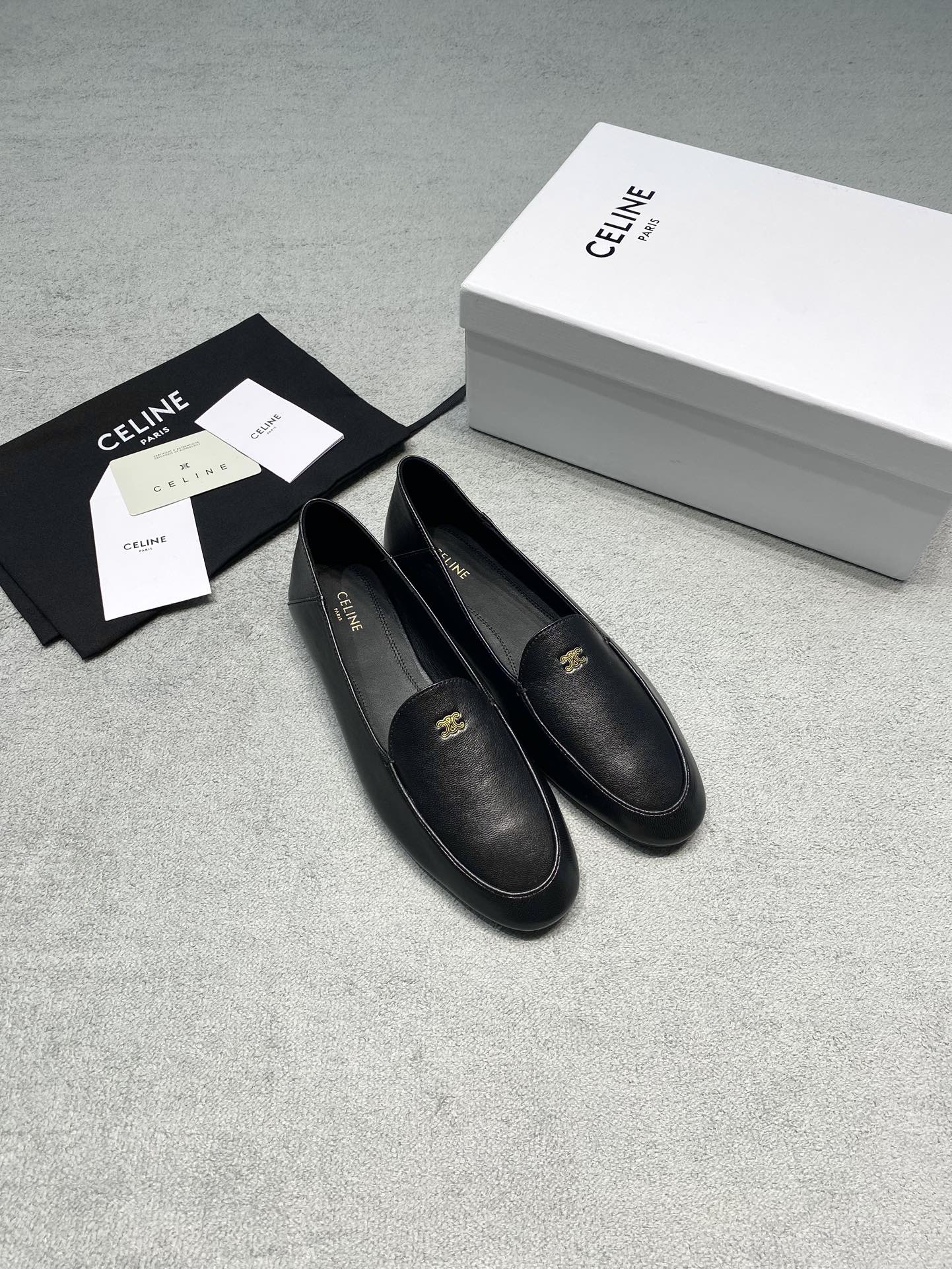 NO:692991,Original development 26 new Celin*｜Slim version | Celin genuine leather flat shoes, soft-surface soft leather heeled lazy loafers, British style Arc de Triomphe loafers are really called the ceiling! The upper-foot shape is extremely slim, and the Australian sheepskin material is very European and American fashion for medieval small leather shoes [Wow R] You don’t need to think too much about dressing, it is easy to put on and take off, and you can walk freely. The relaxed and natural state is the most advanced. Fabric: Australian imported sheepskin Lining: Australian imported sheep lining Outsole Italian genuine leather outsole Size 35-39 (customized for 40) Price Extremely cost-effective, quantity and price, no negotiation for bulk orders, loafers, celine, celine, loafers, sheepskin, Leather soles19860909原版开发 26新款 Celin*｜显瘦版 | 赛琳真皮平底小皮鞋、 软面 软皮后踩跟懒人乐福鞋 英伦风这款凯旋门乐福鞋真的称为天花板了！上脚版型巨显瘦,澳洲绵羊皮材质很有中古小皮鞋欧美时尚感[哇R] 穿搭上不需要思虑过多,穿脱方便也步履自如,轻松自然的状态才是最高级的 面料: 澳洲进口绵羊皮 內里: 澳洲进口绵羊里 大底意大利真皮大底 码数35-39（40定做） 价格 极致性价比跑量价、散单不议价,乐福鞋,celine,celine,loafers,sheepskin,Leather soles,Women's Shoes