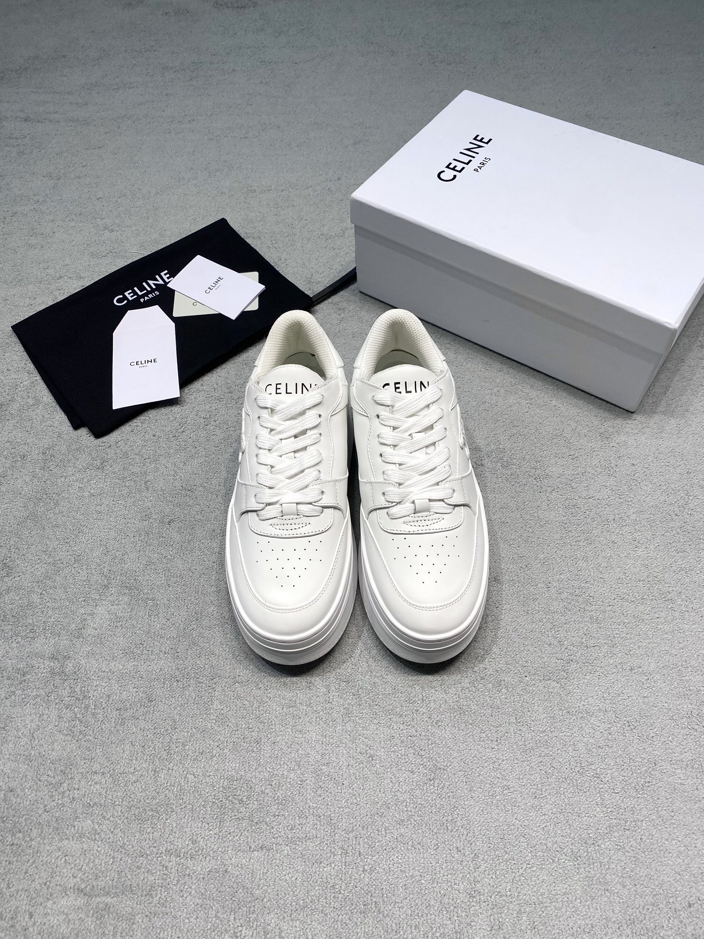 NO:692970,Original development of 2026 Celin* Celin spring new thick-soled shoes casual shoes. CELINE BLOCK thick-soled white shoes that are easy to wear and look tall. They are classic but they are always new. The Arc de Triomphe logo on the side is more recognizable than before. The combination of suede and smooth cowhide makes a very beautiful gray and peach color. The heel is five centimeters high, and pants of any length are not afraid of mopping the floor. Fabric: Cowboy + cowhide Inner: Original breathable mesh Outsole Original rubber sole Size: Women's size 35-39 (40 is custom-made and non-refundable) Price Real materials, extremely cost-effective, no bargaining for loose orders, casual shoes/sports shoes, celine, celine, sneakers, cowhide, chamois leather19860909原版开发 2026 Celin*赛琳春季新款厚底鞋 休闲鞋 好穿又显高的CELINE BLOCK厚底小白鞋 是经典但也一直在出新 侧面的凯旋门标识比之前更有辨识度 麂皮和光滑牛皮结合 做出了很漂亮的灰色和蜜桃色 五厘米跟高 多长的裤子都不怕拖地啦 面料: 牛猄+牛皮 內里: 原版透气网 大底原版橡胶底 码数女码35-39（40定做不退换） 价格 真材实料、极致性价比跑量价、散单不议价,休闲鞋/运动鞋,celine,celine,sneakers,cowhide,chamois leather,Women's Shoes