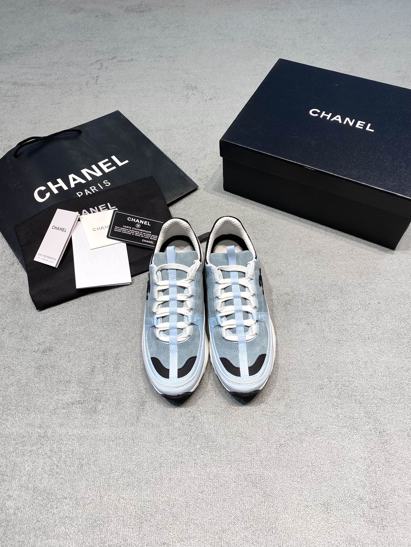 NO:692990,Original development 2026 new Chanel*Chanel Chanel26c new panda sneakers, thick-soled height-increasing sneakers. The pair in the previous season had a white logo, and 26C changed it to black. I feel that black looks better. Personally, I think the material is better than last season. The new color of 26c is so beautiful. Isn’t this a new type of shoe? It’s light and small, and it’s very, very easy to wear. It’s 10,000 times better to wear than my trainer. It’s all suede with a little bit of fabric on the toe cap. The upper part of the sole is also leather. The materials are more expensive than last season. This pair is really worth buying. Fabric: Suede + cowhide imported from Italy. Lining: Imported breathable mesh outsole. Original outsole. Size 35-39 (customized at 40). Price: Real materials. , Extremely cost-effective, quantity-priced, no bargaining for bulk orders, casual shoes/sports shoes, chanel, chanel, sneakers, cowhide, chamois leather19860909原版开发 2026 新款Chane*香奈儿 Chanel26c新款熊猫运动鞋 厚底增高运动鞋 之前上一季的那双是白色logo ,26C改为黑色了 感觉黑色更好看啊 个人觉得材质也比上一季要好,26c新出的配色,太好看了吧,这不就是新款鞋吗,又轻又显脚小,非常非常好穿 比我的trainer好穿一万倍,全麂皮拼鞋头一点布,鞋底上面一圈也是皮,用料比上一季贵,这双真的值得入手 面料: 意大利进口麂皮+牛皮 內里: 进口透气网 大底原版大底 码数35-39（40定做） 价格 真材实料 、极致性价比跑量价、散单不议价,休闲鞋/运动鞋,chanel,chanel,sneakers,cowhide,chamois leather,Women's Shoes