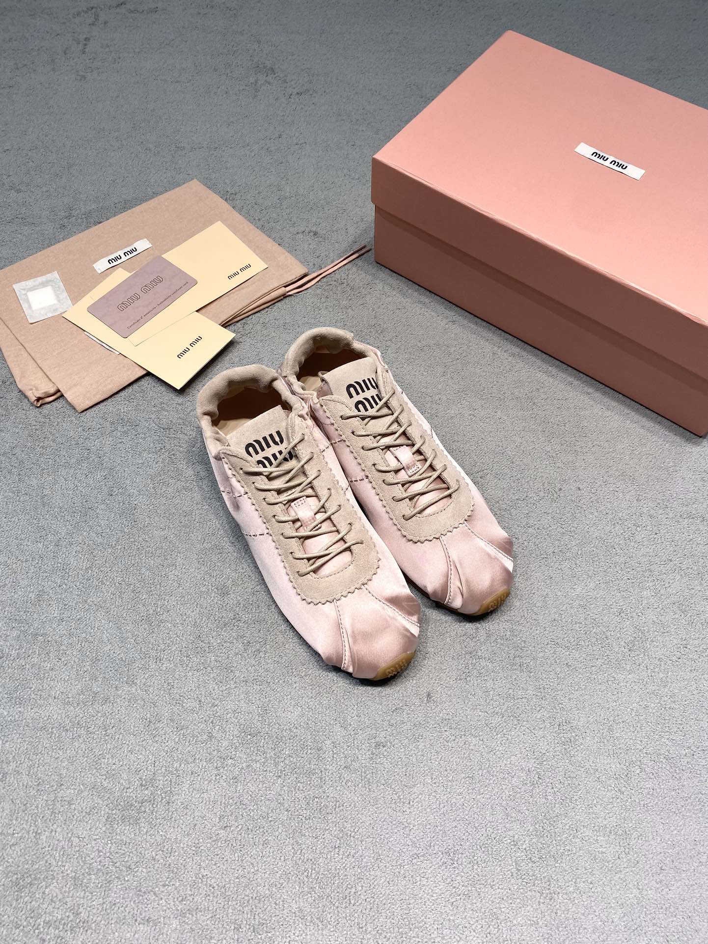 NO:692983,Original development 26 spring new Forrest Gump shoes Miu Miu thin-soled sneakers Silk satin flats Exquisite workmanship and materials complement the light and fashionable silhouette, bringing a retro feel. Fabric: Nubuck leather/satin silk outsole Original molded outsole Size 35-40 (customized for 40) Price Extremely cost-effective, no bargaining., ballet shoes, miumiu, flats, sneakers, silk fabric19860909原版开发 26春季新款 阿甘鞋 Miu Miu薄底运动鞋 丝绸缎面平底鞋 精致考究的做工和材质与轻盈时尚的廓形相得益 彰,带来了复古的感觉. 面料: 磨砂皮/缎面丝绸 大底原版开模大底 码数35-40（40定做） 价格 极致性价比,不议价.,芭蕾舞鞋,miumiu,flats,sneakers,silk fabric,Women's Shoes