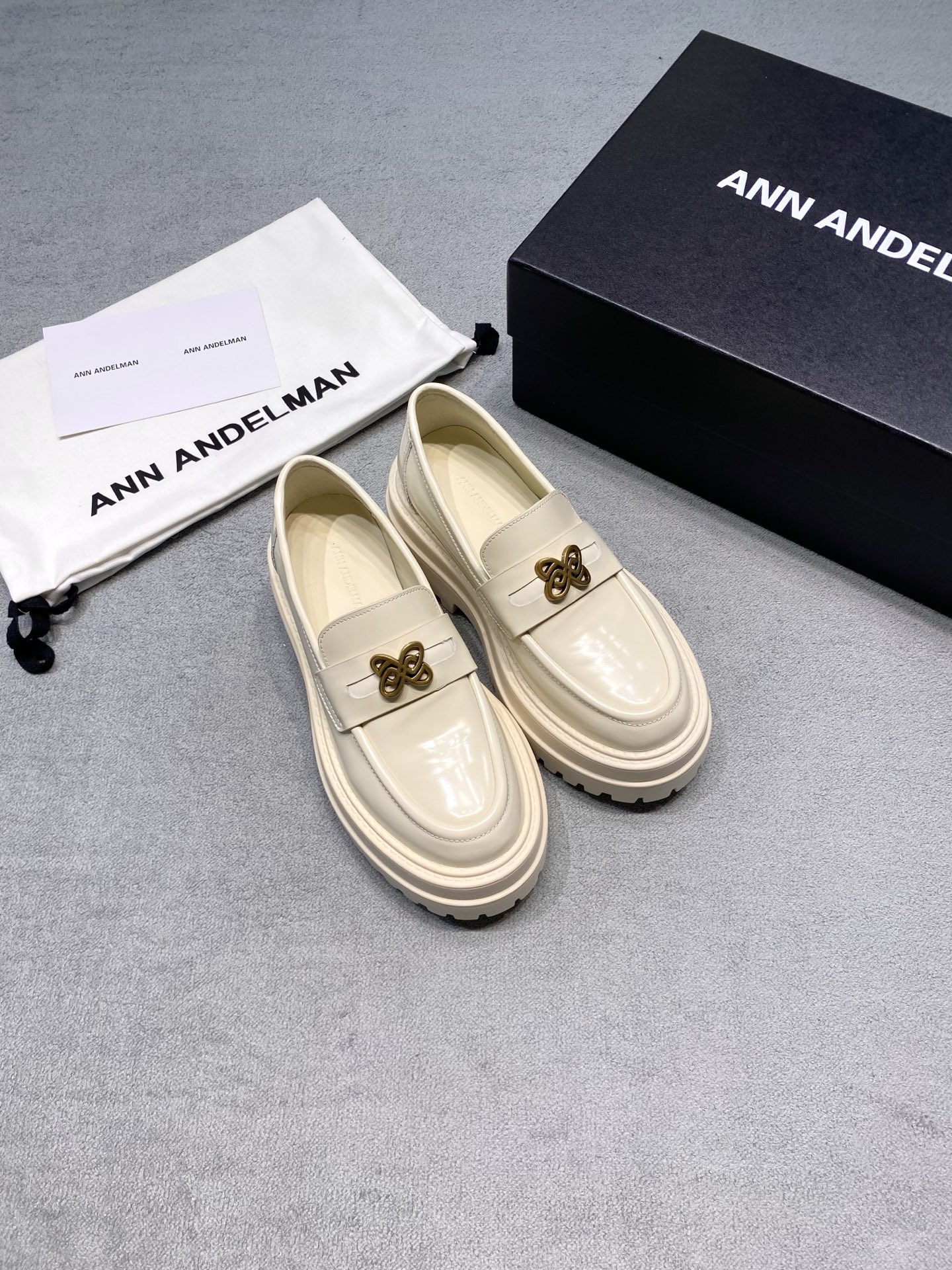 NO:706937,Original development 26ss new model Ann Andelma* same model for many stars, same model as Jin Zihan, 7cm thick sole leather shoes, black British style platform loafers. Super super light! It also feels very comfortable on my feet. I would call it Ann’s most comfortable shoe! ! ! Fabric: Open-edge beads imported from Italy Lining: Cow leather lining imported from Italy Original ultra-light outsole Size 35-39 (customized in 40) Price Extremely cost-effective, quantity and price, no negotiation for bulk orders, loafers, loafers, cowhide19860909原版开发 26ss新款 Ann Andelma*超多明星同款 金子涵同款 7cm厚底增高皮鞋 黑色英伦风松糕乐福鞋. 超级超级轻！ 脚感也很舒服 我愿称之为Ann最舒服的鞋！！！ 面料: 意大利进口开边珠 內里: 意大利进口牛皮里 大底原版超轻大底 码数35-39（40定做） 价格 极致性价比跑量价、散单不议价,乐福鞋,loafers,cowhide,Women's Shoes