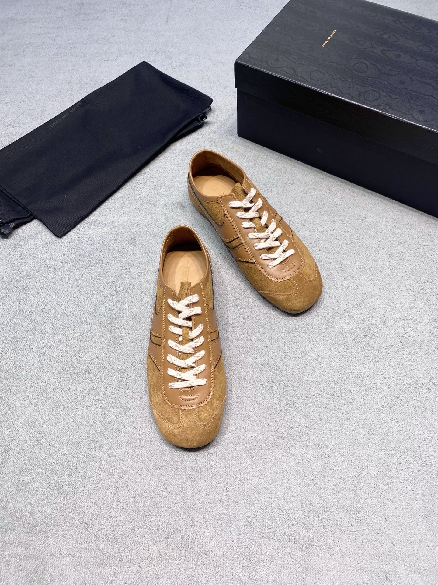 NO:710732,Original development of Dries Van Note*26ss retro moral training shoes minimalist flat casual shoes. They are retro moral training shoes minimalist flat casual shoes. The shoe shape is a low-top narrow streamlined design with no thick sole and no extra decoration, and adopts a simple and neat retro sports style. The upper is made of smooth leather, with a delicate and glossy texture. The shoe body does not have complicated processes such as splicing or punching. It uses pure color leather to show minimalist aesthetics and the shoe shape has smooth tailoring lines. Fabric: Italian imported cowhide/cow lining: Australian imported sheepskin outsole Original rubber outsole Size 35-39 (customized for 40) Price Extremely cost-effective, quantity and price, no negotiation for bulk orders, casual shoes/sports shoes, sneakers, cowhide, sheepskin19860909原版开发 Dries Van Note*26ss复古德训鞋极简平底休闲休闲鞋 属于复古德训鞋极简平底休闲鞋,鞋型为低帮窄版的流线型设计,无厚底、无多余装饰,走简约利落的复古运动风.鞋面采用光面皮质,质感细腻且有光泽度,鞋身无拼接、打孔等复杂工艺,以纯色皮质展现极简美学,鞋型的剪裁线条流畅. 面料: 意大利进口牛皮/牛猄 內里: 澳大利进口羊皮 大底原版橡胶大底 码数35-39（40定做） 价格 极致性价比跑量价、散单不议价,休闲鞋/运动鞋,sneakers,cowhide,sheepskin,Women's Shoes