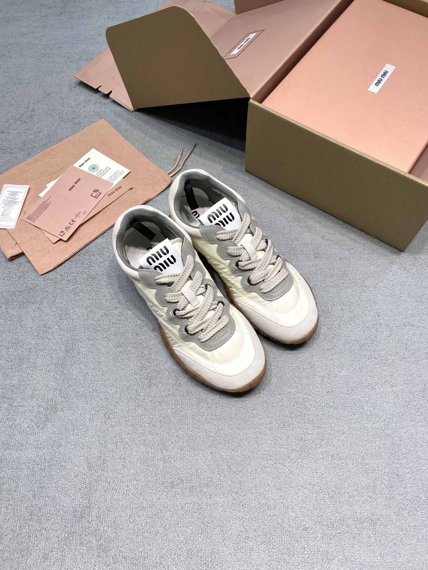 NO:710740,Original development 25ss | MiuMi* Tyer sneakers New Prelude series sneakers Casual flat-soled Forrest training shoes Teyr sneakers are inspired by the design of car tires, the rubber outsole and streamlined design combine elegance and sporty functions. The soles of the rubber shoes not only increase the retro attributes of this pair of shoes, but also add anti-slip functions. The uppers are made of technical fabrics and suede, blending sport and fashion, function and elegance, expressing the core style of MiuMiu Fabric: Cow/Imported silk Lining: Sheepskin outsole original molded outsole Size 35-40 (customized for 40) Price optional airplane box + 6 Extremely cost-effective, no negotiation. Casual shoes/sports shoes, miumiu, sneakers, sheepskin, real silk, chamois leather19860909原版开发 25ss | MiuMi* Tyer运动鞋 全新Prelude系列运动鞋 休闲平底阿甘德训鞋 Teyr运动鞋灵感来源于汽车轮胎的设计、橡胶材质的外底加上流线型的设计,结合了优雅和运动的功能,橡胶鞋的鞋底除了增加了这双鞋的复古属性外还增加了防滑功能、鞋面由科技织物和麂皮制成、融合了运动与时尚、功能与优雅、表达了MiuMiu的核心风格 面料: 牛猄/进口真丝绸 內里: 羊皮 大底原版开模大底 码数35-40（40定做） 价格可选配飞机盒+6 极致性价比,不议价.,休闲鞋/运动鞋,miumiu,sneakers,sheepskin,real silk,chamois leather,Women's Shoes