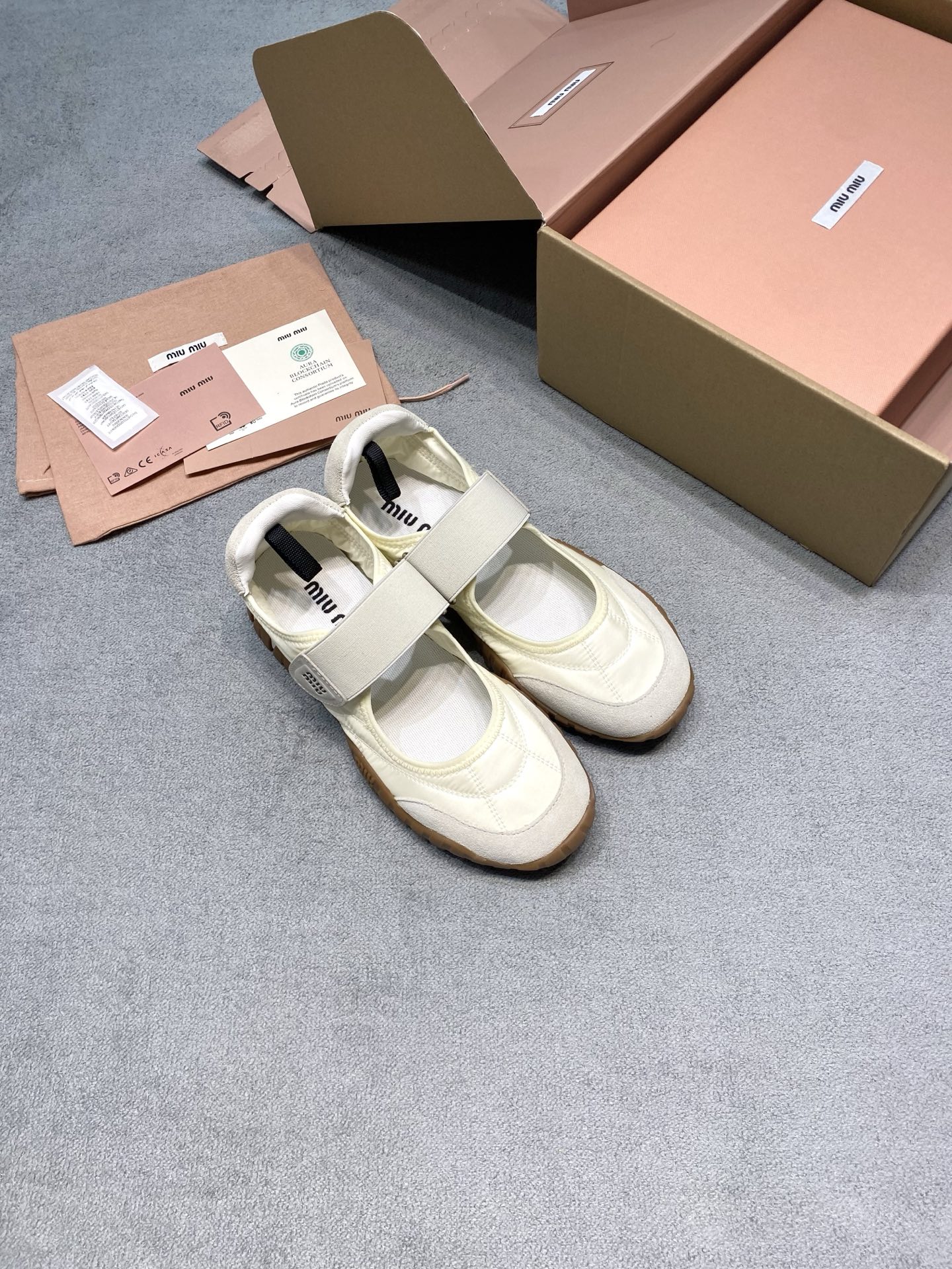 NO:710748,Original development MiuMi*2025 new flat tire tire-soled Miu Miu Mary Jane ballet shoes Fabric: Cow/Imported silk Lining: Sheepskin outsole Original molded outsole Size 35-40 (customized for 40) Price optional airplane box + 6 Extremely cost-effective, no bargaining.,Mary Jane,miumiu,mary jane,sheepskin,real silk19860909原版开发 MiuMi*2025新款平底 轮胎底缪缪玛丽珍芭蕾跳舞鞋 面料: 牛猄/进口真丝绸 內里: 羊皮 大底原版开模大底 码数35-40（40定做） 价格可选配飞机盒+6 极致性价比,不议价.,玛丽珍,miumiu,mary jane,sheepskin,real silk,Women's Shoes