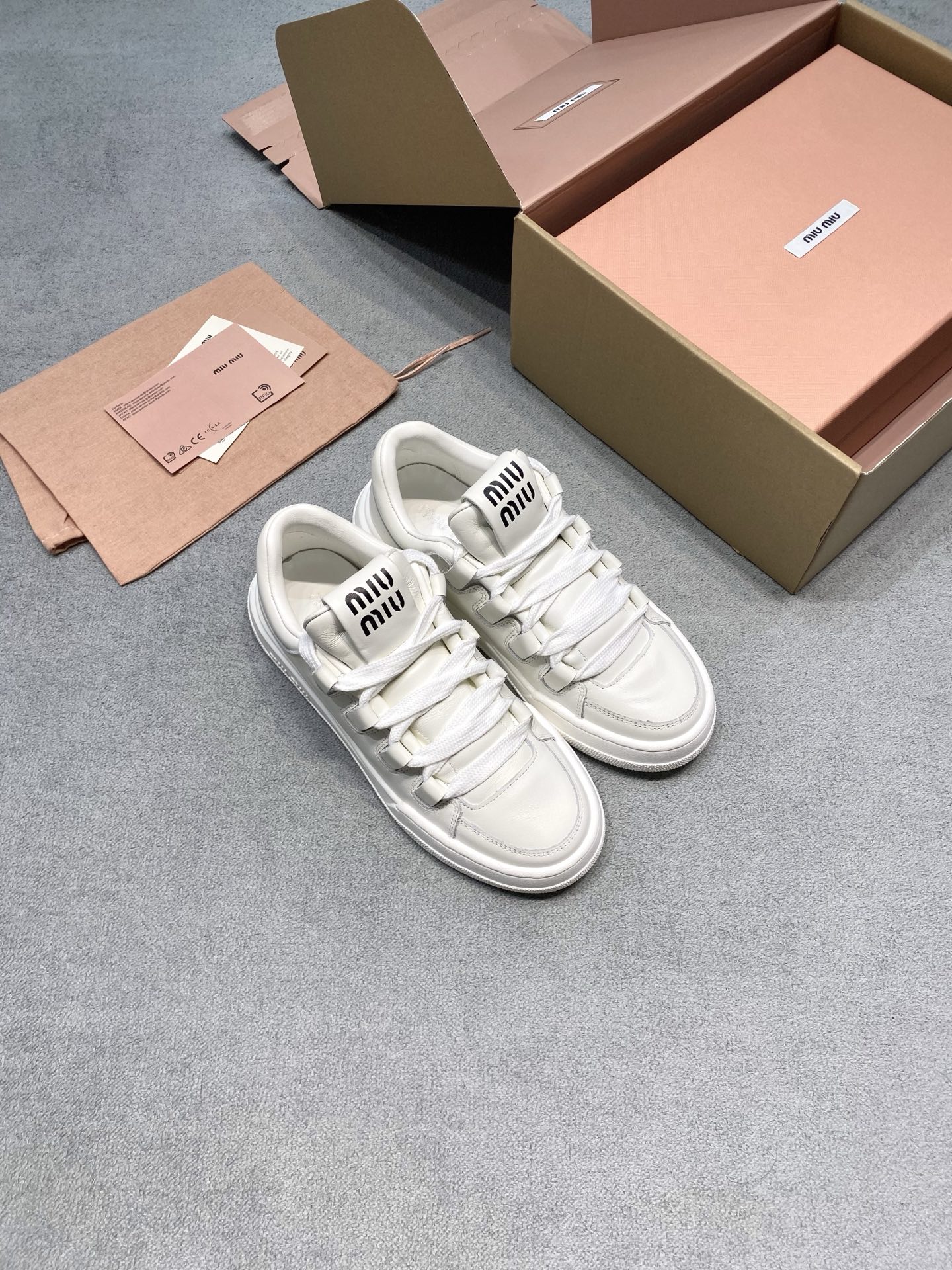 NO:710755,Original developed Miu Mi* Miu Miu 25ss white shoes. Dear princesses, come and take a look at my white shoes! They are really versatile, jeans, coats and dresses can be worn all year round! Very cost-effective ~ simple, low-key and high-end, simple and high-end, you can match them at will. Hurry and get the same style! ! ! Fabric: First-layer cowhide imported from Italy Lining: Sheepskin imported from Australia Original lightweight PU outsole Size 35-39 (customized for 40) Price Comes with an airplane case + 6 Extremely cost-effective, quantity-priced, no bargaining for loose orders, casual shoes/sports shoes, miumiu, sneakers, skirts, jeans, cowhide, sheepskin19860909原版开发 Miu Mi*缪缪 25ss小白鞋 各位公主殿下,快来看看我滴小白鞋! 真的好百搭,牛仔裤大衣连衣裙一年四季都可以穿! 性价比超高~简约低调且高级 简约高级 随意搭配 赶紧get同款！！！ 面料: 意大利进口头层牛皮 內里: 澳洲进口绵羊皮 大底原版轻便PU底 码数35-39（40定做） 价格 配飞机盒+6 极致性价比跑量价、散单不议价,休闲鞋/运动鞋,miumiu,sneakers,skirts,jeans,cowhide,sheepskin,Women's Shoes