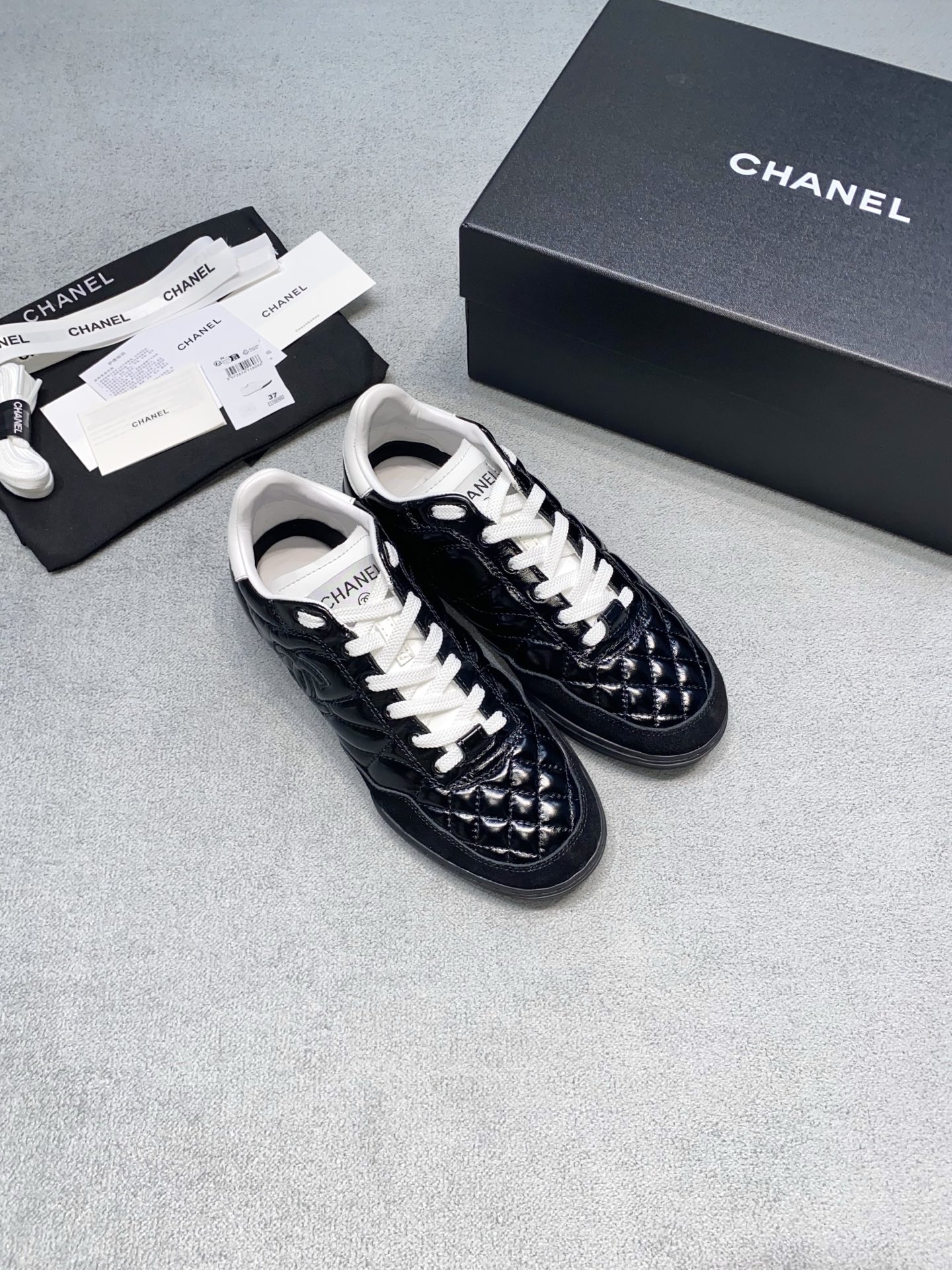 NO:710766,Original development of 2026 new Chanel* Chanel De Xun shoes, black diamond pattern classic double C Chanel with built-in filter, super recognizable black diamond pattern double C logo with matte leather texture. You can tell it is a fragrance at a glance~proper and conspicuous bag attributes, full of elegance and temperament~Versatile black and white tone De Xun shoes, retro and fashionable, chilly tonality is very good, full of wear attributes It is very light on the feet and has a very soft texture. It feels very comfortable on the feet and has a full sense of wrapping. Shopping is really healing. It is no problem to walk around for a day ~ and the delicate shoe shape is very slimming and super slim and long ~ The matte leather texture makes the shoes more refined inside. They can be paired with various lace socks/skirts and pants of different styles. They really don’t look too good. They are super versatile! Shopping in citywalk and street photography are all amazing~ Fabric: Italian imported suede + cowhide + sheepskin Lining: Australian imported sheepskin Outsole Original outsole Size female 35-39 (customized at 40) Male 39-44 (customized at 45) Price Men's style Genuine materials , Extremely cost-effective, quantity-priced, no bargaining for loose orders, casual shoes/sports shoes, chanel, chanel, sneakers, skirts, cowhide, sheepskin, chamois leather, socks19860909原版开发 2026 新款Chane*香奈儿 德训鞋 黑色菱格纹经典双C自带滤镜的香奈儿哇辨识度超高的黑色菱格纹双C logo搭配哑光皮的质感 一眼就get到是小香了～妥妥的显眼包属性 一整个自带的优雅气质感满满～ 百搭的黑白色调德训鞋型 复古又时髦chilly的调性很赞 穿搭属性妥妥拉满了 上脚很轻 很柔软的质感 脚感很舒服 包裹感满满 逛街真的很治愈 暴走一天没问题～ 而且秀气的鞋型很修腿 超显腿细腿长～ 哑光皮的质感让鞋子多了一些精致在里面 搭配各种花边小袜子/不同风格的裙子裤子 真的不要太好看 超级百搭！ 逛街 citywalk 街拍都很出片哇～ 面料: 意大利进口麂皮+牛皮+羊皮 內里: 澳洲进口羊皮 大底原版大底 码数女 35-39（40定做） 男 39-44（45定做） 价格 男款 真材实料 、极致性价比跑量价、散单不议价,休闲鞋/运动鞋,chanel,chanel,sneakers,skirts,cowhide,sheepskin,chamois leather,socks,Women's Shoes