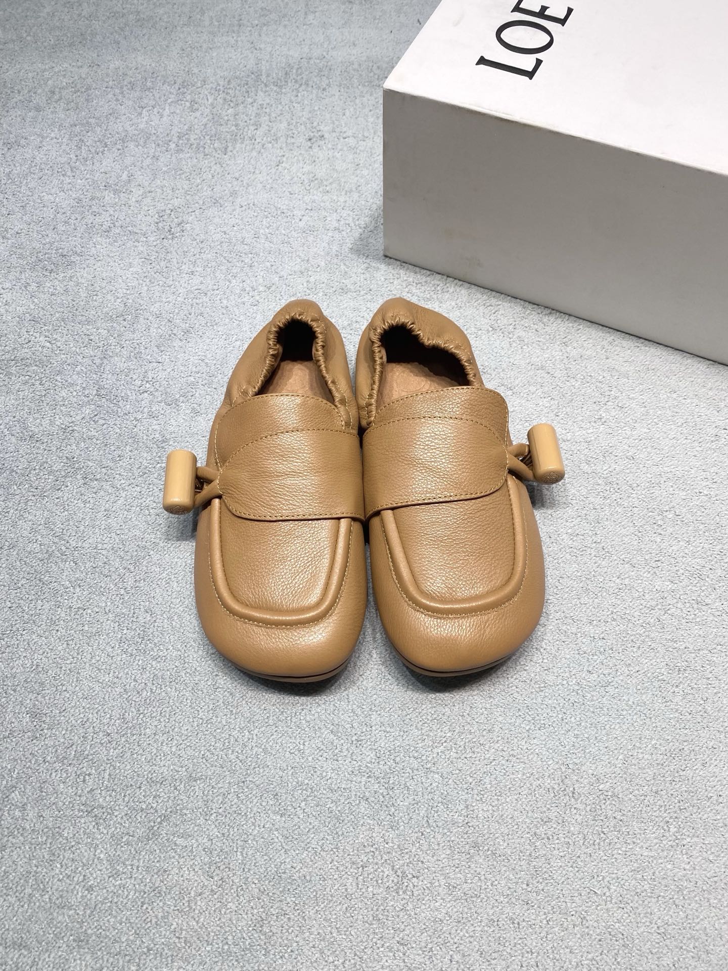 NO:785039,LOEWE 26ss new early spring loafers, the annual natal lazy shoes | fashionable autumn and winter needs, who can resist a pair of soft leather loafers that can be worn with heels! Today, these three pairs immediately caught my attention. The ridiculously soft glossy smooth cowhide. The suede leather lining feels like stepping on clouds. So soft and comfortable. Two-wear design. Stand up as elegant loafers when commuting. When you step on them after get off work, they turn into lazy loafers in seconds. The relaxation is immediate. Three universal colors. Oak brown is gentle and versatile, and looks noble with coats and windbreakers. You can’t go wrong with classic black, a workplace/daily pair online. Caramel red autumn and winter atmosphere, paired with sweaters and skirts. Fabric: first-layer cowhide. Lining: original lining. Original molded outsole. Size 35-40 (customized for 40). Price. Extremely cost-effective, no bargaining..., loafers, loewe, loewe, loafers, skirts, sweaters, cowhide19860909罗意威LOEWE 26ss早春新品乐福鞋 年度本命懒人鞋｜时髦精的秋冬刚需 谁能拒绝一双可以踩跟穿的软皮乐福鞋啊！今天这三双直接把我拿捏住了 软到离谱的亮面光滑牛皮 内里绒面皮像踩在云朵上的脚感,柔软舒适到不行 一鞋两穿的设计 通勤时立起来穿是优雅乐福鞋,下班踩跟秒变懒人拖,松弛感直接拉满 三个万能配色 橡木棕温柔百搭,配大衣、风衣都显贵气 黑色经典不出错,职场/日常双在线 焦糖红秋冬氛围感神色,配毛衣、半裙直接封神 面料: 头层牛皮 內里: 原版内里 大底原版开模大底 码数35-40（40定做） 价格 极致性价比,不议价……,乐福鞋,loewe,loewe,loafers,skirts,sweaters,cowhide,Women's Shoes