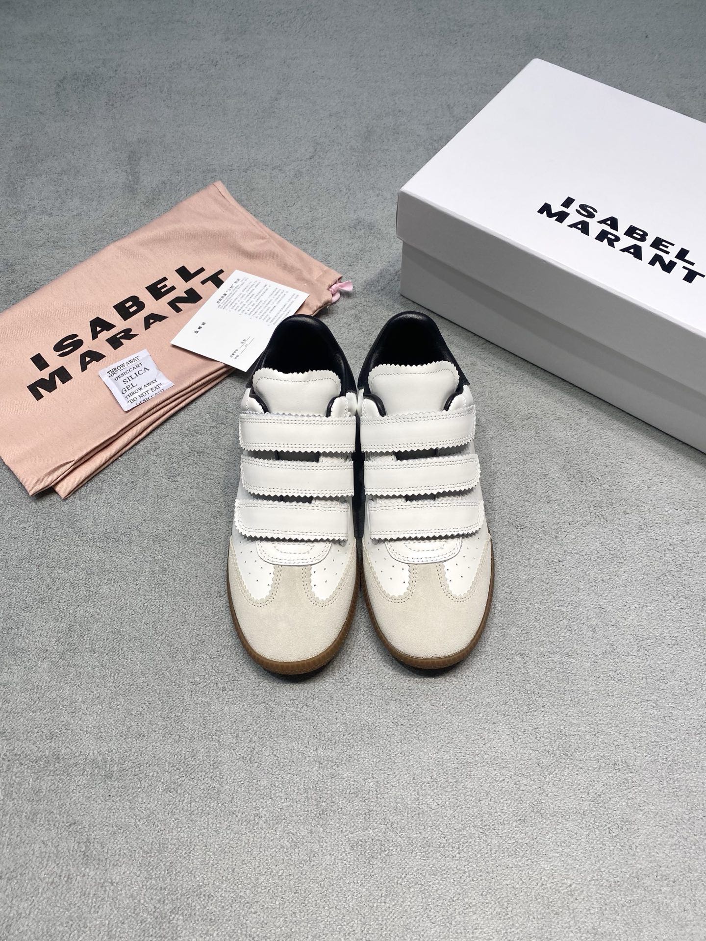 NO:905142,The original developed ISABEL MARANT feels great on your feet! Velcro moral training shoes, classic flat white shoes, ISABEL MARANT shows life with an unconventional style that breaks the rules. It has grown from a niche brand to a popular fashion brand in the world, and is loved by avant-garde celebrities and fashion editors. The entire shoe design is very simple and yet has a sense of design. It has the casual feel of retro moral training shoes, the lace Velcro and the cuteness of girls, making the shoes look full of youth. The anti-collision and protected cow suede gable-shaped toe makes people feel the retro elements. The shoe shape is slim, slender and has a slender outline, which is very good at modifying the foot shape. The multi-layer spliced upper is simple, retro and advanced. It adopts Velcro design to reduce the feeling of foot restraint and provide a strong sense of movement! It makes it easy to put on and take off, and has a higher degree of recognition. The contrasting color of the shoe tail adds a sense of movement and vitality, taking into account both beauty and practicality. The first-layer cowhide fabric without excessive painting, the leather pores are clearly visible, the feel is smooth and delicate, flexible and fleshy, and the comfort is higher during wearing. The wrinkles after wearing are very natural leather wrinkles. The terrycloth lining ensures dry feet, absorbs sweat, is breathable and silky, and fits the skin without rubbing the feet. The thickened heel opening design is 100% fuller, elastic and soft without deformation. The low-top flat bottom design exposes the thinnest ankles, visually elongating the leg line, and has a significant slimming effect. The full-length latex pad is soft, comfortable and elastic, and you are not afraid of wearing it barefoot. The flexible raw rubber outsole is both soft and tough. It is light and weight-free to wear and feels extremely comfortable on your feet! Three-dimensional 3D anti-slip texture, improved grip, will not slip even on rainy days. As soon as you put it on, you will fall in love with its softness, low-key and yet individual. You don’t have to worry about matching, and you can wear it effortlessly with a sense of fashion. It is a must-have for your shoe wardrobe all year round! Fabric: First-layer cowhide Lining: Terry cloth/sheepskin Outsole Flexible raw rubber non-slip outsole Size female 35-40 (40 customized) Price Extremely cost-effective, no negotiation. Casual shoes/sports shoes, sneakers, cowhide, sheepskin19860909原版开发 ISABEL MARANT 脚感绝了！魔术贴德训鞋 经典平底小白鞋 ISABEL MARANT 以打破常规的不覊风格展现生活面貌,由小众品牌晋身为上炙手可热的时装骄子,大受前卫名人及时装编辑喜爱. 整个鞋型设计灰常简洁,又不失设计感,既有复古德训鞋的休闲感,花边魔术贴又有女生的乖巧感,让鞋子看起来少年感十足. 防撞加护的牛反绒山字形鞋头,让人感受到复古的元素,鞋型偏瘦修长纤细轮廓,很好的修饰脚型,多层拼接鞋面简约复古又高级. 采用魔术贴设计,减少脚部束缚感活动感强！让穿脱变得轻松方便,辨识度更高,鞋尾撞色,增添运动感与活力感,兼顾美观与实用性. 没有经过过多涂饰的头层牛皮面料,皮料毛孔清晰可见,手感顺滑细腻,柔韧有度肉感十足穿着过程中舒适度更高,穿着之后的褶皱是很自然的皮料褶皱. 毛巾布内里保证足部干爽,吸汗透气丝滑享受贴合皮肤不磨脚,后跟加厚鞋口设计,饱满度一百分超Q弹软软乎乎不变形. 低帮平底的设计露出最细的脚踝,从视觉效果上拉长腿部线条,显瘦效果显著,全掌乳胶垫软糯舒适又有弹性,光脚穿也不怕磨脚. 柔韧生胶大底,柔软度和韧性都是一顶一,穿着轻巧无负重感脚感巨舒服！立体3d防滑纹理,抓地性UP,就算是下雨天也都不会打滑. 只要穿上就会爱上TA的软糯,低调又不失个性,完全不用担心搭配问题, 毫不费力就能穿出时尚感,一年四季可穿鞋柜必备！ 面料: 头层牛皮 內里: 毛巾布/羊皮 大底柔韧生胶防滑大底 码数女35-40（40定做） 价格 极致性价比,不议价.,休闲鞋/运动鞋,sneakers,cowhide,sheepskin,Women's Shoes