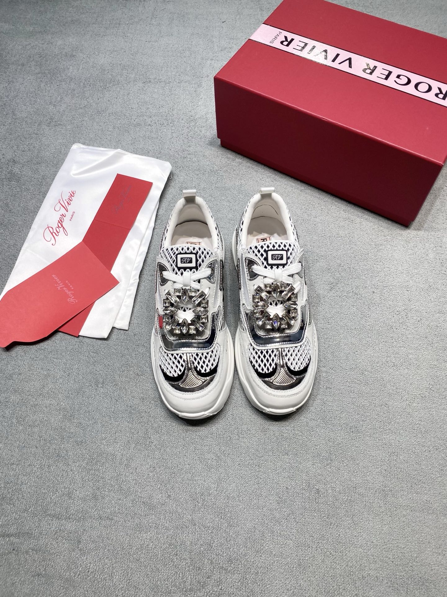 NO:815761,Original developed thick-soled dad shoes, RV sports white shoes loved by female stars #RV sneakers. Paired with the new Viv' on the Run sneakers, you can walk freely. Integrate sports into daily life and switch multi-faceted styles. The shoe structure is crafted with ingenuity, exquisitely balanced, comfortable and elegant. Equipped with EVA material wedge soles, every step is free and easy, full of vitality. Interpret French style aesthetics between movement and stillness. Original material for upper, original lining for lining.  Original molded rubber outsole Size 34-41 (customized at 34.40.41) Batch The ultimate price based on quantity, no negotiation for bulk orders..., dad shoes, sneakers19860909原版开发 厚底老爹鞋 女明星超爱的RV运动小白鞋 #RV运动鞋 搭配全新 Viv' on the Run 运动鞋,恣意行伫之间. 将运动融入日常,切换多面风貌.匠心打造鞋履结构,精妙平衡舒适优雅.搭载 EVA 材质楔形鞋底,每一步都自如洒脱,活力四溢.动静间,诠释法式风格美学 鞋面原版材料 内里原版内里 鞋底原版开模橡胶大底 Size34-41（34.40.41 接定做） 批 极致跑量价、散单不议价……,老爹鞋,sneakers,Women's Shoes