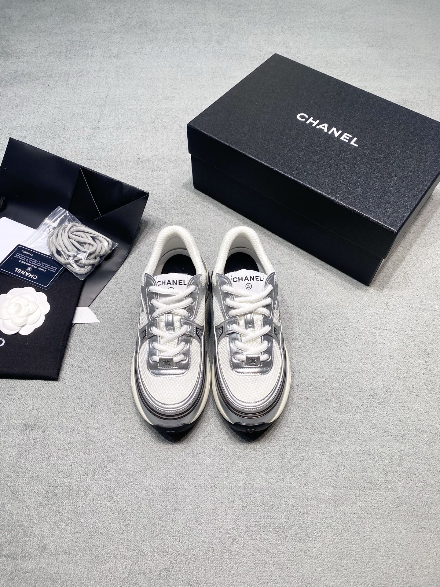 NO:816639,Original development of 2026 Chanel mesh silver sneakers Silver Horn King | Futuristic sneakers. The silver shoe body comes with a 'skin filter' and a mesh breathable design. It is also very cool to wear in summer! The classic double C logo, paired with a thick sole and increased version, will directly make a small person look like a god. Whether it is paired with jeans or a small skirt, the aura of the whole body will be instantly full. Fabric: Original fabric Lining: Original lining Outsole Original rubber outsole Size 35-39 (customized for 40) Price Extremely cost-effective, quantity price, no negotiation for bulk orders, casual shoes/sports shoes, chanel, alexander wang, sneakers, skirts, jeans19860909原版开发 2026 Chanel 网面银色运动鞋 银角大王｜未来感运动鞋 自带“磨皮滤镜”的银色鞋身,网面透气设计,夏天穿也巨凉快！ 经典双C标识,搭配厚底增高版型,小个子直接封神. 无论是配牛仔裤还是小裙子,全身上下的气场瞬间拉满. 面料: 原版面料 內里: 原版内里 大底原版橡胶大底 码数35-39（40定做） 价格 极致性价比跑量价、散单不议价,休闲鞋/运动鞋,chanel,alexander wang,sneakers,skirts,jeans,Women's Shoes
