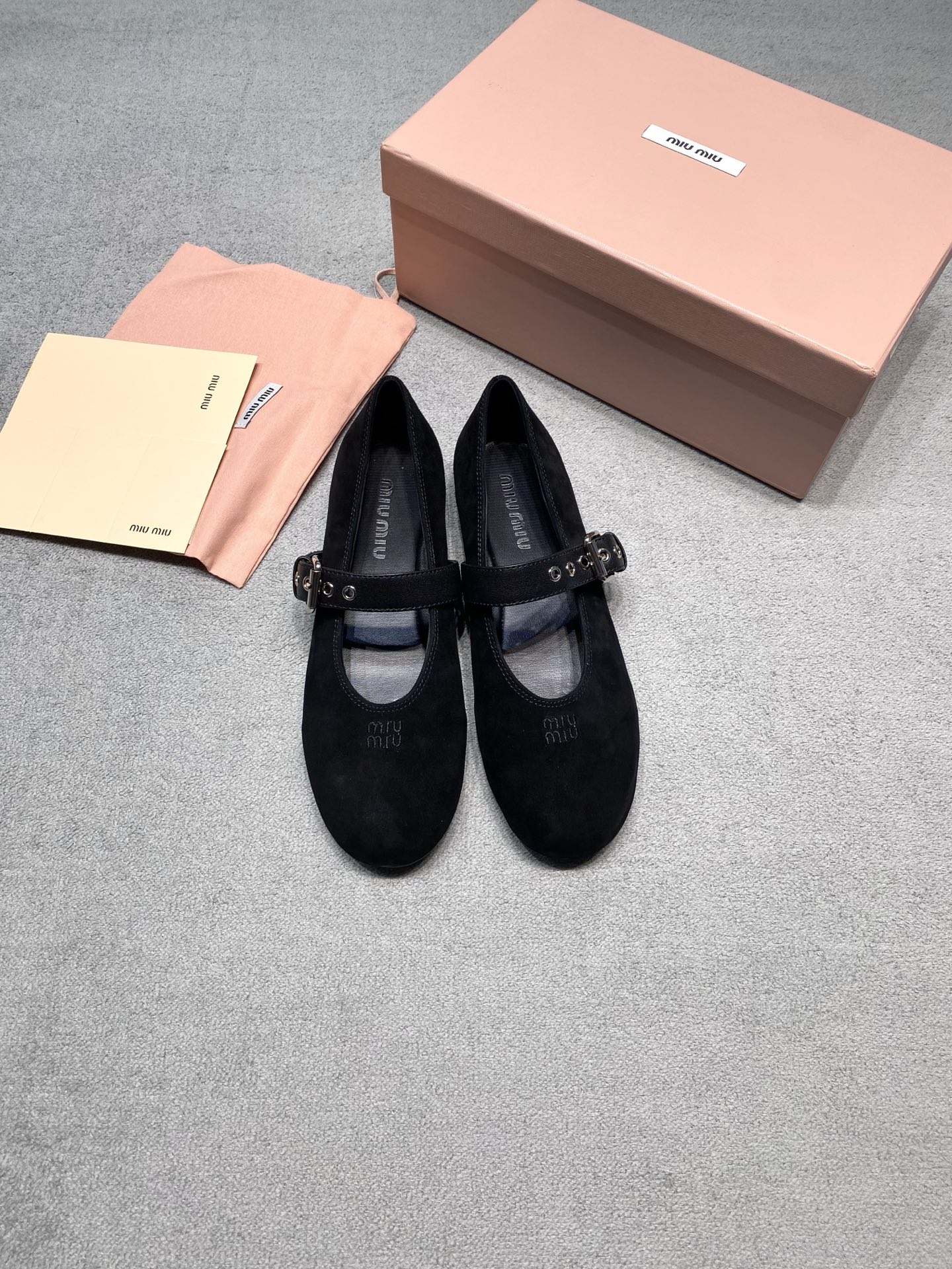 NO:785014,The original development of the 2026 new MiuMiu Mary Jane shoes. The suede fabric is soft and high-end. The upper foot is so soft that it feels like stepping on clouds without squeezing the foot at all. The one-line buckle strap also has exquisite small rivets, which is full of retro feeling. It looks great when commuting or shopping with jeans or pleated skirts. It is available in three colors: dark brown, caramel, and pure black. If you don’t know what shoes to wear in early autumn, you can definitely go for this pair! Fabric: Suede Lining: Sheepskin outsole Original rubber outsole Size 35-39 (customized in 40) Price Extremely cost-effective, quantity-based price, no negotiation for bulk orders, ballet shoes, miumiu, mary jane, skirts, jeans, sheepskin, chamois leather19860909原版开发 2026新款MiuMiu缪缪玛丽珍鞋 麂皮的面料软糯又高级,上脚软到像踩在云朵上,完全不挤脚. 一字扣带还带精致小铆钉,复古感拉满,通勤、逛街搭牛仔裤或百褶裙都巨好看. 深棕、焦糖、纯黑三色都有,早秋不知道穿什么鞋的姐妹,直接冲这双准没错！ 面料: 麂皮 內里: 羊皮 大底原版橡胶大底 码数35-39（40定做） 价格 极致性价比跑量价、散单不议价,芭蕾舞鞋,miumiu,mary jane,skirts,jeans,sheepskin,chamois leather,Women's Shoes