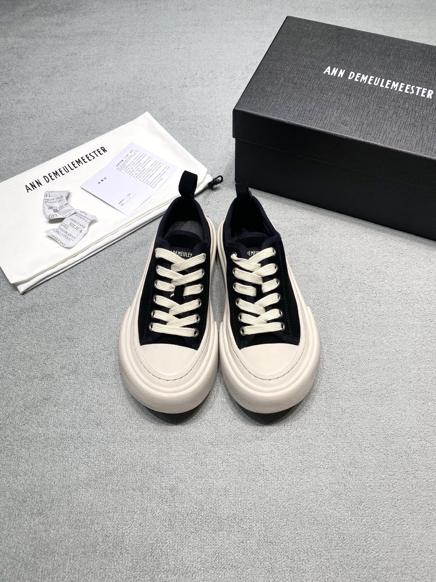 NO:785033,The original development of the 2026 new ANN DEMEULEMEESTER thick-soled shoes, a slimming and taller artifact, is out of stock for the year! Whoever wears these treasure shoes will show straight legs. The thick-soled design quietly increases the height, changing the ratio in seconds. The suede leather is high-end and durable, and full of details. The black and white colors are versatile and will not step on anyone with eyes closed. Whether worn with jeans or overalls, they will look great. Fabric: Cowboy Lining: Original lining. Outsole. Original rubber outsole. Size 35-40 (40 custom-made) price,casual shoes/sports shoes,sneakers,jeans,chamois leather19860909原版开发 2026新款 ANN DEMEULEMEESTER 厚底鞋,显瘦显高神器 年度断货款！谁穿谁显腿直的宝藏鞋 厚底设计悄悄增高,秒变三七分比例 麂皮质感高级又耐穿,细节拉满 黑白两色百搭不挑人,闭眼入不踩雷 不管是搭牛仔裤还是工装裤,都巨出片 面料: 牛猄 內里: 原版内里 大底原版橡胶大底 码数35-40（40定做） 价格,休闲鞋/运动鞋,sneakers,jeans,chamois leather,Women's Shoes