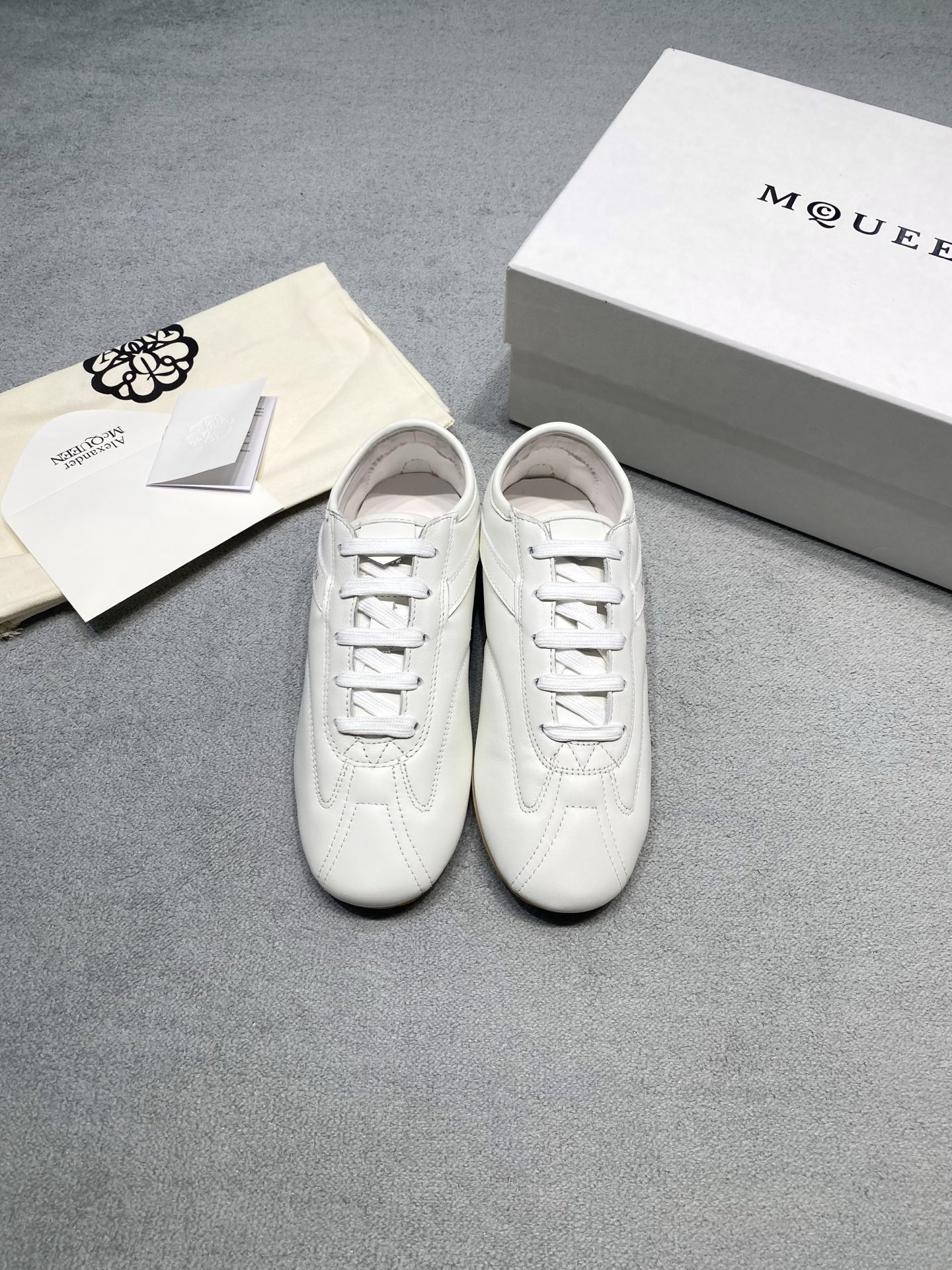 NO:785052,Original development of 2026 new Alexander McQueen｜Retro distressed moral training shoes. Welded retro relaxation to the feet. Alexander McQueen classic moral training shoes. Delicate leather + splicing material, low-key and noble. 4 colors, suitable for all wearing scenarios. Light and not bulky on the foot, no pressure on the whole day. Easily wear with an effortless sense of luxury. Material: cowhide. Lining: sheepskin outsole. Original rubber outsole. Size female 35-40. Men 39-45 price, casual shoes/sports shoes, alexander mcqueen, sneakers, cowhide, sheepskin19860909原版开发 2026新款 Alexander McQueen麦昆｜复古做旧德训鞋 把复古松弛感焊在脚上 Alexander McQueen 经典德训鞋 细腻皮革+拼接材质,低调又显贵 4种配色,适配所有穿搭场景 上脚轻盈不笨重,暴走一天也毫无压力 轻松穿出不费力的高级感 面料: 牛皮 內里: 羊皮 大底原版橡胶大底 码数女35-40 男39-45 价格,休闲鞋/运动鞋,alexander mcqueen,sneakers,cowhide,sheepskin,Women's Shoes