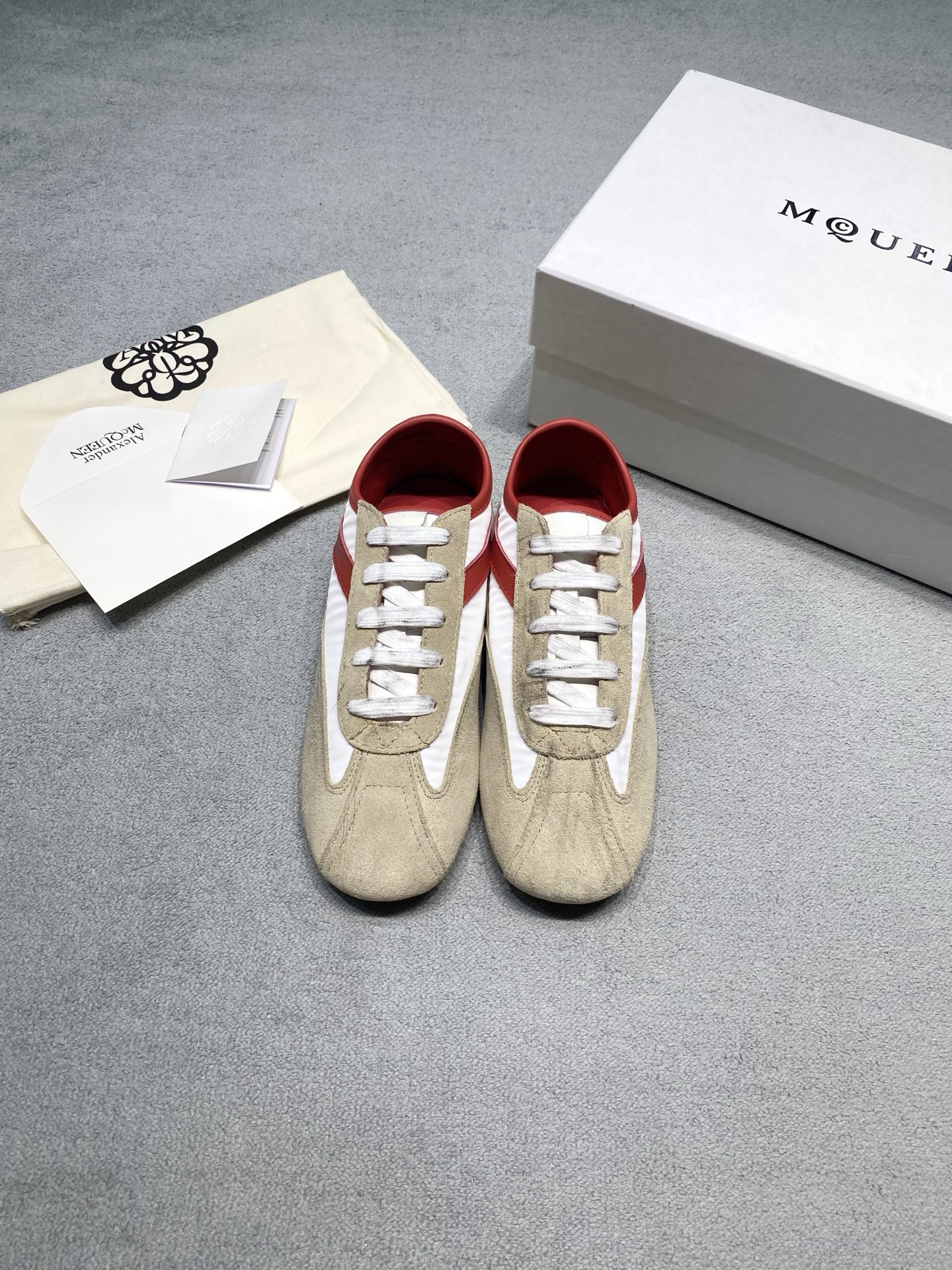 NO:785059,Original development of 2026 new Alexander McQueen｜Retro distressed moral training shoes Welded retro relaxation to the feet Alexander McQueen classic moral training shoes Delicate leather + splicing material, low-key and noble 4 colors, suitable for all wearing scenes Light and not bulky on the feet, no pressure for a day of running around Easily worn with an effortless sense of luxury Fabric: Cowhide space cloth Lining: Sheepskin outsole Original rubber outsole Size women's 35-40 Men 39-45 price, casual shoes/sports shoes, alexander mcqueen, sneakers, cowhide, sheepskin19860909原版开发 2026新款 Alexander McQueen麦昆｜复古做旧德训鞋 把复古松弛感焊在脚上 Alexander McQueen 经典德训鞋 细腻皮革+拼接材质,低调又显贵 4种配色,适配所有穿搭场景 上脚轻盈不笨重,暴走一天也毫无压力 轻松穿出不费力的高级感 面料: 牛皮太空布 內里: 羊皮 大底原版橡胶大底 码数女35-40 男39-45 价格,休闲鞋/运动鞋,alexander mcqueen,sneakers,cowhide,sheepskin,Women's Shoes