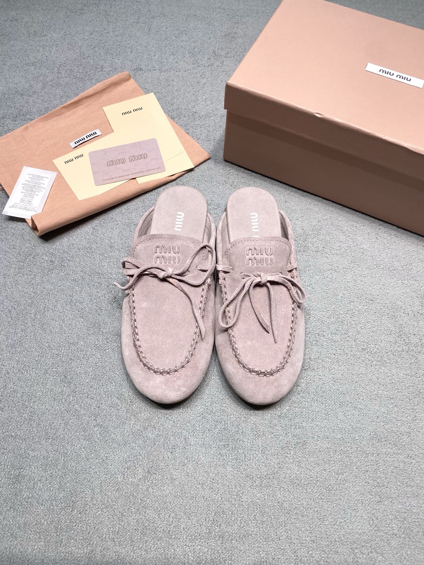 NO:785020,Originally developed by MiuMiu suede mules and half-flop loafers｜Lazy and luxurious ceiling, who knows! This pair really welds the sense of relaxation and sophistication to the feet. The original suede material makes the feet feel like stepping on clouds. The classic Loaf shoe shape + empty back design makes it super convenient for lazy people to step on. The brand embossing on the toe + hand-stitching, the details are full of details. Milk tea/light pink/light gray/dark brown/pure black, all colors are available for you. You can wear it casually for commuting, shopping, and daily outings, and it comes with a noble buff. No matter your foot shape or outfit, you can’t go wrong with this model if you close your eyes. The full set of counter packaging is complete, and it’s very elegant for gifts and personal use. Fabric: cow lining: sheep velvet outsole original rubber outsole Size 35-39 (customized for 40) Price Extremely cost-effective, quantity price, no negotiation for bulk orders, loafers and half-slippers, miumiu, loafers, sheep, chamois leather19860909原版开发 MiuMiu缪缪 麂皮穆勒拖 包头半拖乐福鞋｜慵懒贵气天花板 谁懂啊！这双真的把松弛感和精致感焊在脚上了 原厂反绒麂皮材质,软fufu的脚感像踩云朵 经典乐福鞋型+后空设计,懒人一脚蹬超方便 鞋头的品牌压花+手工锁边,细节直接拉满 奶茶/浅粉/浅灰/深棕/纯黑,全色系都给你们备齐了 通勤、逛街、日常出门随便搭,自带贵气buff 不挑脚型不挑穿搭,闭眼入都不会出错的款 全套专柜包装配齐,送礼自留都超有面儿 面料: 牛猄 內里: 羊猄绒 大底原版橡胶大底 码数35-39（40定做） 价格 极致性价比跑量价、散单不议价,乐福鞋半拖,miumiu,loafers,sheep,chamois leather,Women's Shoes