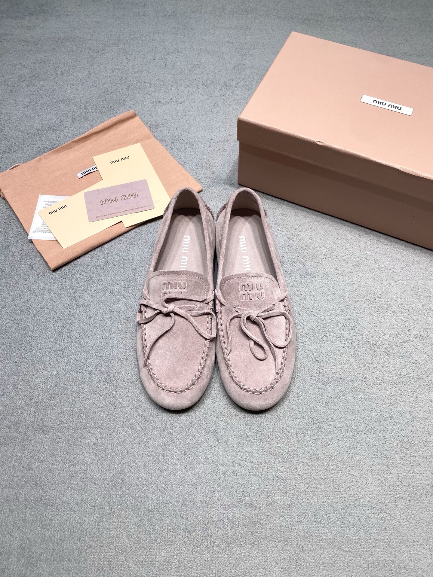 NO:785026,Originally developed by MiuMiu, suede loafers | Full of gentleness and elegance. Who can resist a pair of shoes with a rich feeling? Original factory-customized suede, soft and waxy to the touch, as soft as stepping on clouds. Classic Loaf shoe shape + hand-stitching process. The brand embossing on the toe is low-key and recognizable. The sole is anti-slip bean sole, which comes with a silent buff when walking. It is not tiring for commuting and shopping. The whole color is soft to the core. Pure black/bean paste powder/milk gray/milk tea/dark brown. Fabric: cow lining: Sheep velvet outsole, original rubber outsole, size 35-39 (customized for 40), price, extremely cost-effective, quantity-based price, no negotiation for loose orders, loafers and half-slippers, miumiu, loafers, sheep, chamois leather19860909原版开发 MiuMiu缪缪 反绒乐福豆豆鞋｜温柔贵气感拉满 谁能拒绝一双自带千金氛围感的豆豆鞋啊！ 原厂定制反绒麂皮,触感软糯到犯规,上脚软乎乎像踩云朵 经典乐福鞋型+手工锁边工艺,鞋头的品牌压花低调又有辨识度 鞋底是防滑豆豆底,走路自带静音buff,通勤逛街暴走都不累脚 全色系温柔到骨子里纯黑/豆沙粉/奶灰/奶茶/深棕 面料: 牛猄 內里: 羊猄绒 大底原版橡胶大底 码数35-39（40定做） 价格 极致性价比跑量价、散单不议价,乐福鞋半拖,miumiu,loafers,sheep,chamois leather,Women's Shoes