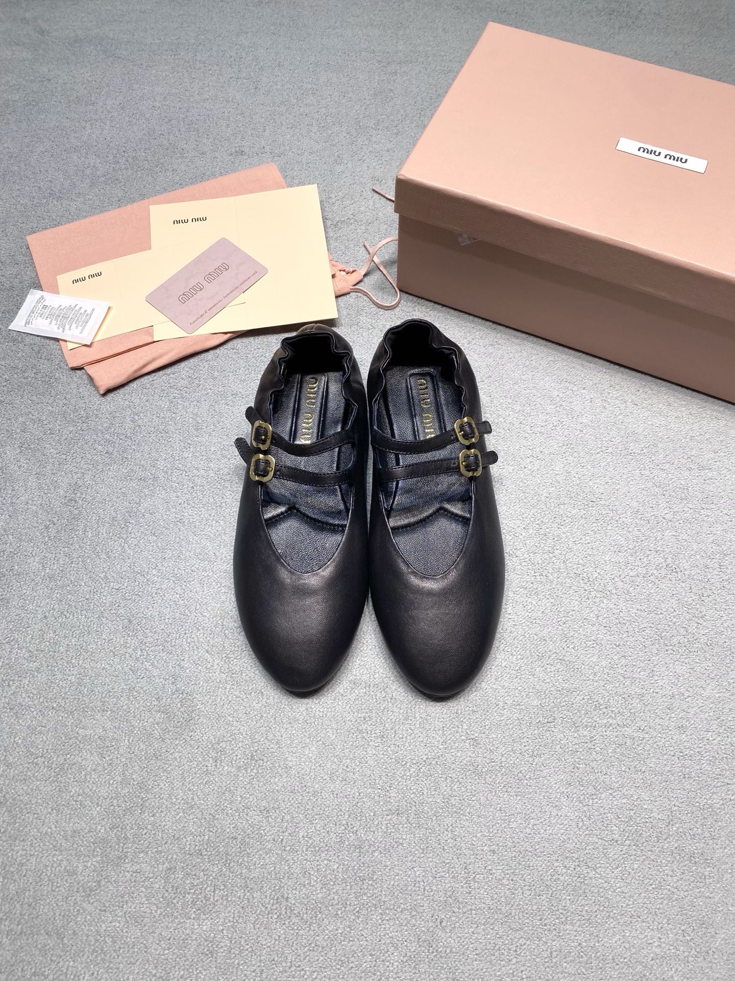 NO:785002,Originally developed by MiuMiu double-buckle Mary Jane ballet shoes. Made of soft and waxy lambskin, retro sweet girl shoes with a soft light filter. Round toe + elastic pleats at the shoe mouth, not squeezing or rubbing the feet, and friendly to wide feet. Double bronze gold buckle straps, adjustable elasticity, full of exquisiteness in the details. Soft soles for no pressure, black/caramel brown two colors Paired with a pleated skirt, she is a sweet girl, and with suit trousers, she is a commuter lady. One shoe covers all styles. The complete set is packed in the original box, giving a gift and keeping it for yourself. Fabric: Sheepskin. Lining: Sheep velvet outsole. Original genuine leather outsole. Size: 35-39 (customized in 40 pieces). Price. Extremely cost-effective. Quantity price, no negotiation for bulk orders, ballet shoes, miumiu, mary jane, skirts, business suit,sheepskin,sheep,Leather soles19860909原版开发 MiuMiu缪缪 双扣玛丽珍芭蕾鞋 软糯小羊皮打造,自带柔光滤镜的复古甜妹鞋 圆头+鞋口松紧褶皱,不挤脚不磨脚,肉脚宽脚友好 双条古铜金扣带,可调节松紧,细节里全是精致感 软底暴走无压力,黑/焦糖棕两色 配百褶裙是甜妹,配西装裤是通勤大小姐,一鞋承包所有风格 全套原盒包装,送礼自留都有仪式感 面料: 羊皮 內里: 羊猄绒 大底原版真皮大底 码数35-39（40定做） 价格 极致性价比跑量价、散单不议价,芭蕾舞鞋,miumiu,mary jane,skirts,business suit,sheepskin,sheep,Leather soles,Women's Shoes