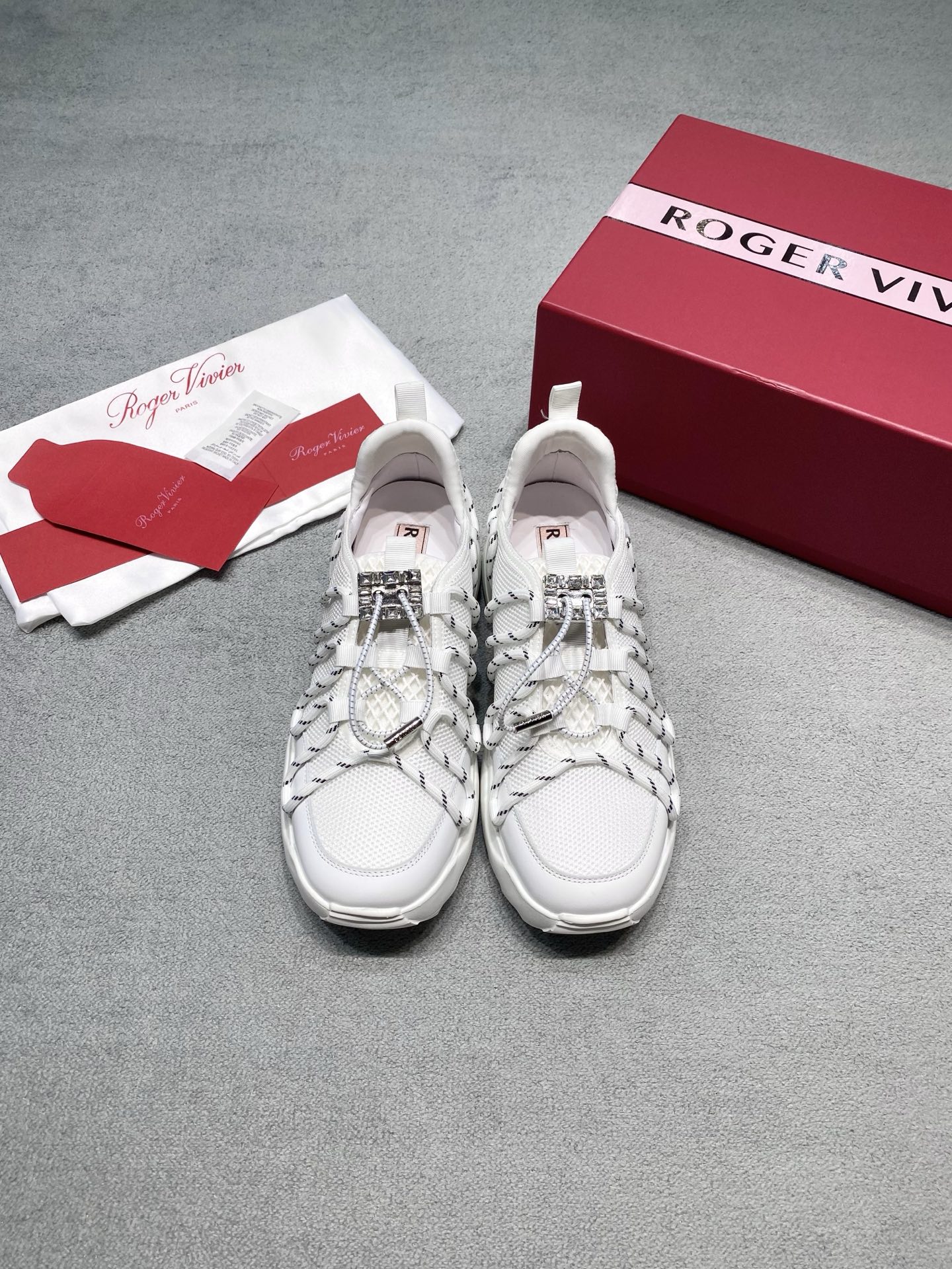 NO:785009,Original development of 2026 SS new product launch | RV Viv’ Zag series sneakers Roger Vivier 2026 spring and summer new Viv’ Zag sneakers, a new release! Inheriting the smart genes of the classic Viv’ on the Run series, it combines the retro aesthetics of the 90s with the contemporary elegance of Paris. The wavy lace design outlines a dynamic rhythm and has high-end flowing lines. The iconic diamond buckle continues the brand’s luxury genes, and the details are full of dazzling style. The original rubber soles are soft and rebound, so you can stand for a long time without getting tired, and you can enjoy a light step. On one hand, it is the freedom of movement, and on the other hand, it is luxury and calmness. Whether it is daily commuting or weekend outings, this pair of shoes is your top accessory to enhance the quality of your outfit. Fabric: Original material Lining: Sheepskin outsole Original rubber outsole Size 35-39 (customized for 40) Price Extremely cost-effective, quantity-priced, no bargaining for loose orders, casual shoes/sports shoes, roger vivor, sneakers, sheepskin19860909原版开发 2026 SS 新品首发｜RV Viv’ Zag 系列运动鞋 Roger Vivier 2026 春夏全新 Viv’ Zag 运动鞋,重磅上新！ 承袭经典 Viv’ on the Run 系列灵动基因,以 90 年代复古美学融合巴黎当代优雅. 波浪系带设计勾勒灵动律感,自带高级流动线条. 标志性钻扣延续品牌奢华基因,细节处尽显璀璨格调. 原版橡胶鞋底轻软回弹,久站不累,奢享步履轻盈. 一面是运动的自在,一面是奢华的从容. 无论是日常通勤还是周末出游,这双鞋都是你提升穿搭质感的顶级配饰. 面料: 原版材料 內里: 羊皮 大底原版橡胶大底 码数35-39（40定做） 价格 极致性价比跑量价、散单不议价,休闲鞋/运动鞋,roger vivier,sneakers,sheepskin,Women's Shoes