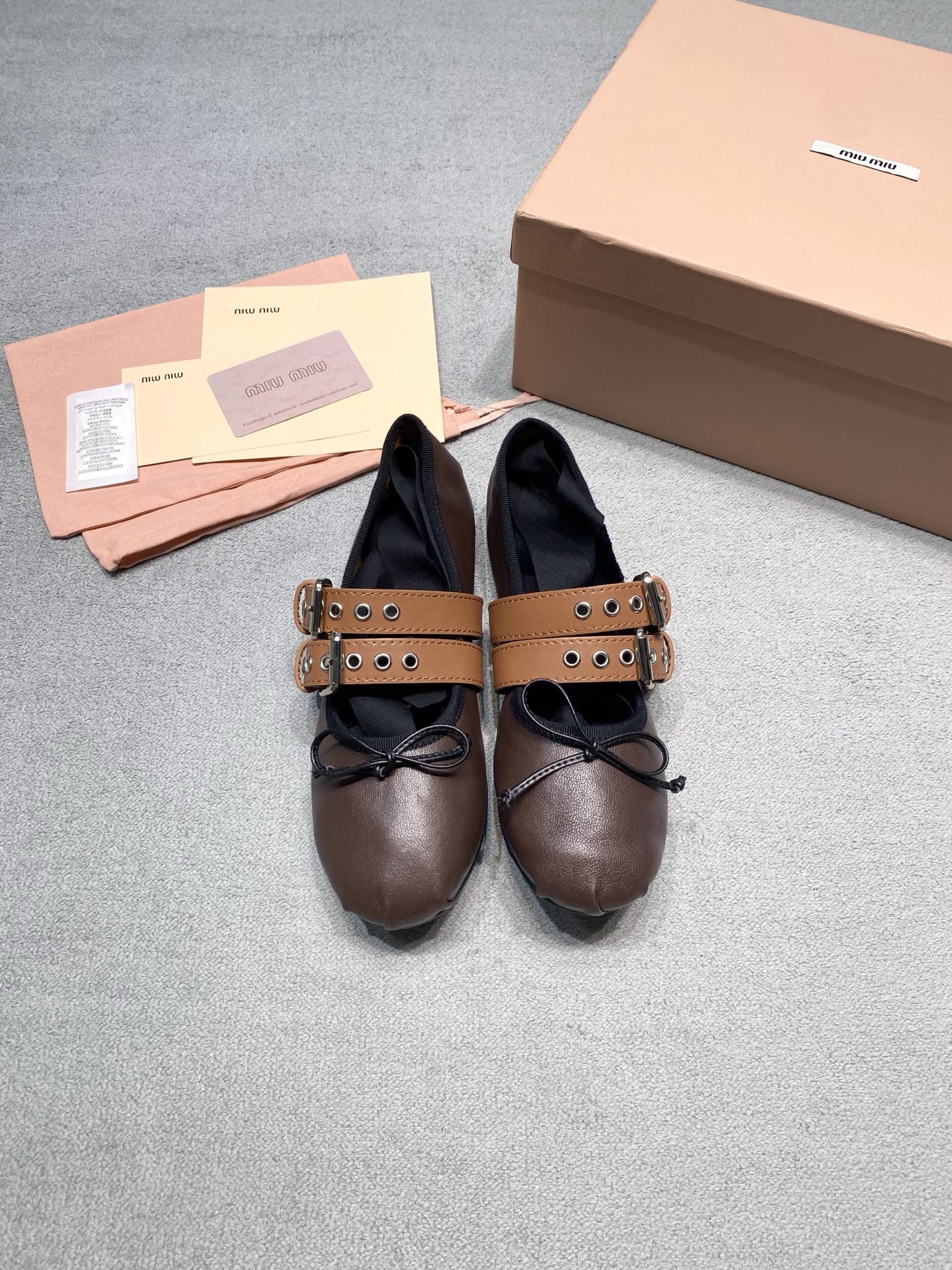 NO:784996,The original developed MiuMiu 2026 early spring latest double-button Mary Jane ballet shoes. 'Sweet' mini bow, full of girly feeling, paired with a floral skirt, you will be a sweet girl in spring! The 'cool' double-buckle belt design instantly increases the aura of a hot girl. Paired with jeans/pleated skirt, it looks like a Korean heroine! Caramel Coffee 2026 super popular 'old money style' color, gentle and high-end, the yellow-skinned sisters closed their eyes and rushed! The classic black color is the slimmest and most versatile, perfect for commuting or dating, perfect for practicality! Fabric: Sheepskin imported from Australia. Lining: Sheepskin outsole. Original rubber outsole. Size 35-39 (customized for 40). Price. Extremely cost-effective. Price based on quantity. No bargaining for loose orders. Ballet shoes, miumiu, mary jane, skirts, jeans, sheepskin.19860909原版开发 MiuMiu缪缪 2026 早春最新款 双扣玛丽珍芭蕾鞋. “甜”迷你蝴蝶结,少女感满满,搭配碎花裙就是春日甜妹！ “酷”双扣皮带设计,瞬间增加辣妹气场,搭配牛仔裤/百褶裙,韩系女主范儿十足！ 焦糖咖2026 超火的“老钱风”配色,温柔又高级,黄皮姐妹闭眼冲！ 经典黑最显瘦的百搭王,通勤约会都不出错,实用度满分！ 面料: 澳洲进口羊皮 內里: 羊皮 大底原版橡胶大底 码数35-39（40定做） 价格 极致性价比跑量价、散单不议价,芭蕾舞鞋,miumiu,mary jane,skirts,jeans,sheepskin,Women's Shoes