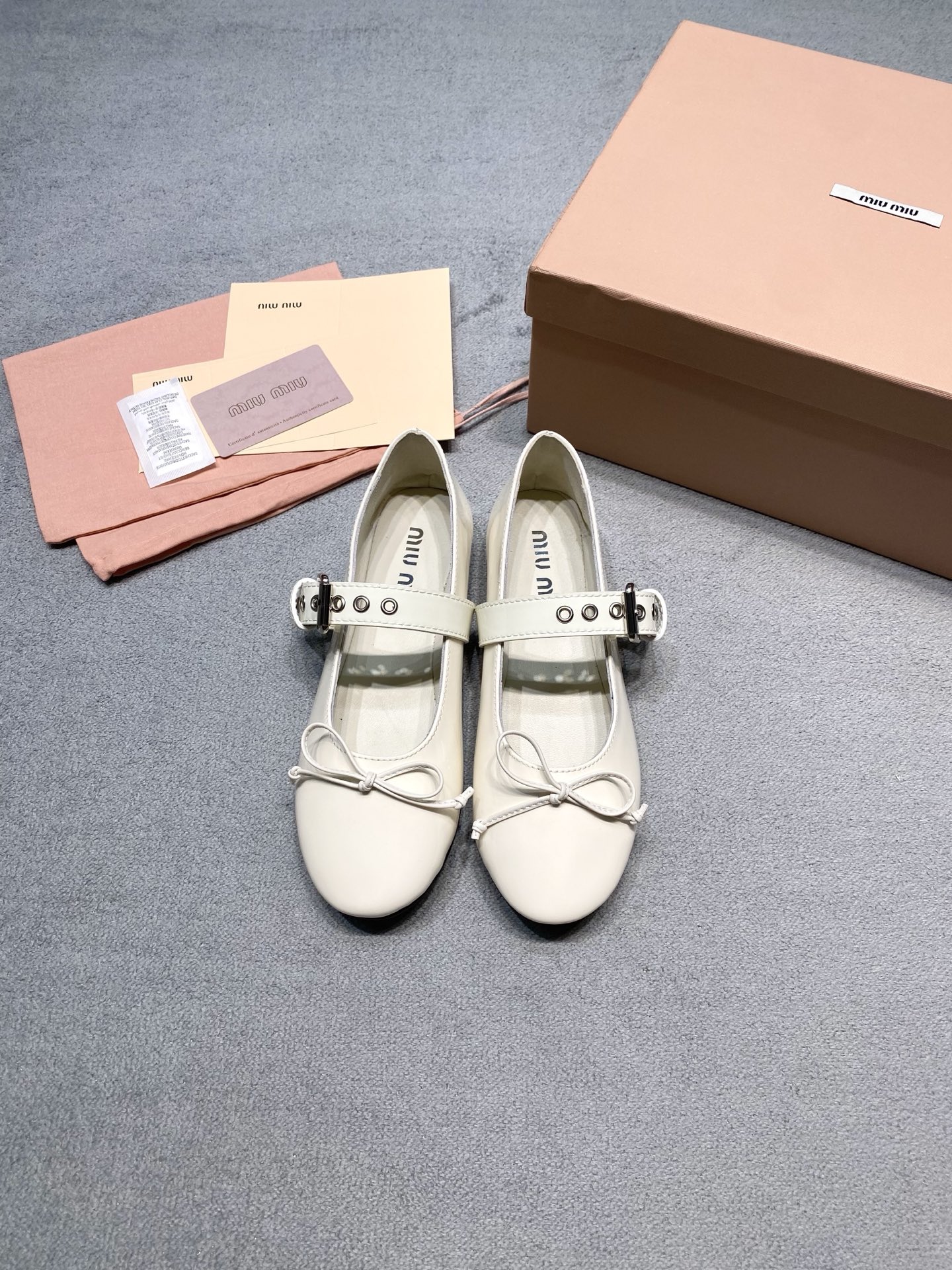 NO:784992,Original development MiuMiu 2026 patent leather Mary Jane, gentle to the core. The latest 2026 spring and summer style, a perfect fusion of French romance and girly sweetness. The mini bow is retro and reduces age, makes girls happy, and makes the feet super delicate. The wide metal buckle has a full sense of detail, sweet but not greasy, and instantly enhances the fashion. Milky white patent leather is the ceiling of pure desire! Pair it with a dress or a sweater, and it's so gentle that it's foul. Black patent leather retro hottie style! It’s a slimming tool that looks cool and beautiful when paired with jeans/skirts. It’s soft-soled and light on the feet. This season’s dream shoe is it! Fabric: Australian patent leather Lining: Sheepskin outsole Original rubber outsole Size 35-39 (customized for 40) Price Extremely cost-effective, quantity-based price, no negotiation for bulk orders, ballet shoes, miumiu, mary jane, skirts, jeans, sheepskin19860909原版开发 MiuMiu缪缪2026 漆皮玛丽珍,温柔到骨子里. 2026 春夏最新秀款,把法式浪漫和少女甜酷完美融合. 迷你蝴蝶结复古减龄,少女心拉满,衬得脚型超级秀气. 宽版金属扣细节感满分,甜而不腻,瞬间提升时髦度. 奶白漆皮纯欲天花板！搭配连衣裙、针织衫,温柔到犯规. 黑漆皮复古辣妹风！显瘦神器,搭配牛仔裤/短裙又酷又美. 软底包裹,上脚轻盈.这一季的梦中情鞋就是它了！ 面料: 澳洲漆皮 內里: 羊皮 大底原版橡胶大底 码数35-39（40定做） 价格 极致性价比跑量价、散单不议价,芭蕾舞鞋,miumiu,mary jane,skirts,jeans,sheepskin,Women's Shoes
