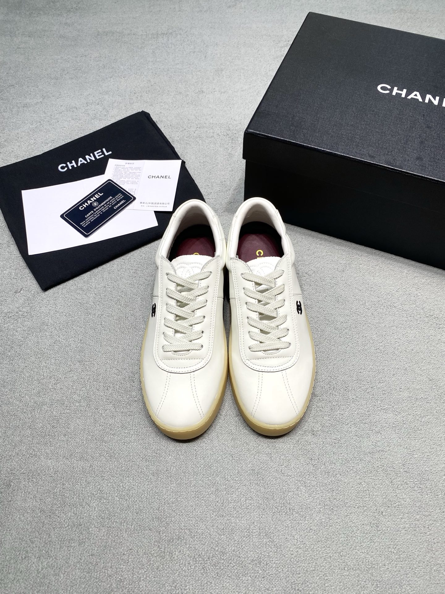 NO:785056,Original development of Chanel Chanel's 2026 new retro retro shoes for early spring. Designed with classic Dexun shoe last, simple and smooth. The iconic Interlocking CC lock logo on the side of the shoe, low-key recognition, needless to say. Material high-quality suede/leather splicing, fine texture, wear-resistant and advanced. Vibe is versatile and easy to control, from commuting to leisure, can easily control various styles, highlighting 'effortless fashion'. Fabric: Cowhide/Cowboy Lining: Sheepskin outsole, original rubber outsole, size 35-39 (customized in 40), price, extremely cost-effective, no negotiation for bulk orders, casual shoes/sports shoes, chanel, chanel, sneakers, cowhide, sheepskin, chamois leather19860909原版开发 Chanel香奈儿 2026 早春新款复古德训鞋 Design经典德训鞋楦,简约流畅.鞋侧标志性 Interlocking CC 锁扣 标识,低调识别,无需多言. Material高品质麂皮/皮革拼接,质感细腻,耐磨且高级. Vibe百搭不挑人,从通勤到休闲,轻松驾驭各种风格,凸显“毫不费力的时髦”. 面料: 牛皮/牛猄 內里: 羊皮 大底原版橡胶大底 码数35-39（40定做） 价格 极致性价比跑量价、散单不议价,休闲鞋/运动鞋,chanel,chanel,sneakers,cowhide,sheepskin,chamois leather,Women's Shoes