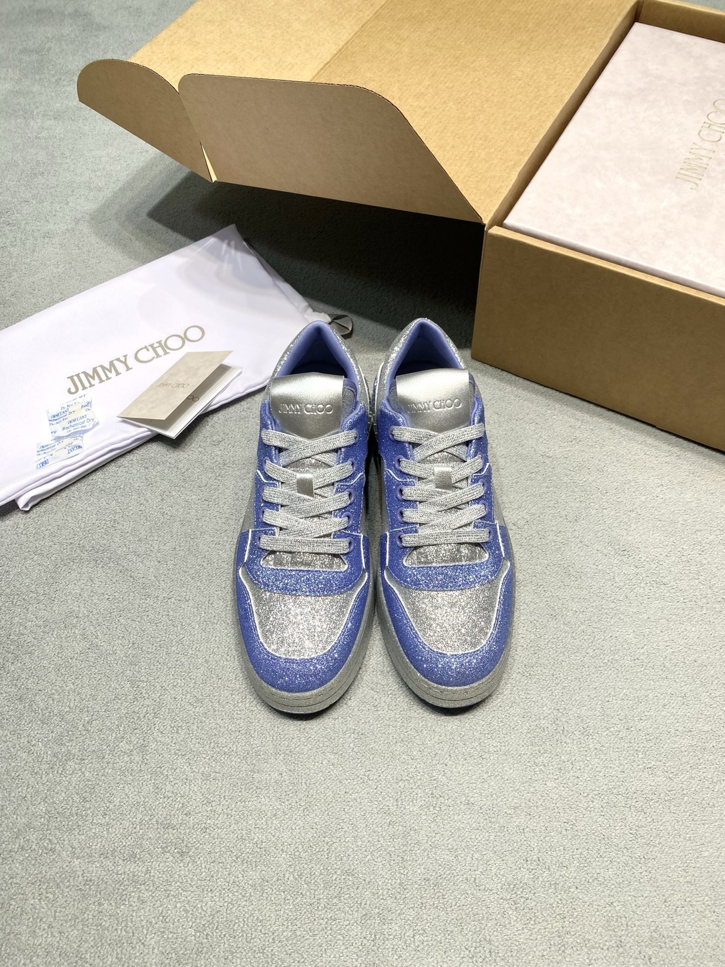 NO:785038,Original development of Jimmy Choo limited glitter sneakers | Wang Yibo's same series Wear starlight on your feet, luxury brand casual shoes with its own high-gloss. Delicate glitter splicing silver toe, retro sneaker style. Red/green/blue/black four colors, each pair has its own aura. Brand embossing on the tongue + non-slip rubber outsole, full of texture. Suitable for daily outings, dates and commuting. Luxury brand entry-level choice, great for keeping and giving as gifts. Fabric: Original material Lining: Polyester elastic fabric Outsole Original outsole Size 35-39 (customized for 40) Price Extremely cost-effective, quantity-based price, no negotiation for bulk orders, casual shoes/sports shoes, jimmy choo, sneakers19860909原版开发 Jimmy Choo 限定闪粉板鞋 | 王一博同款系列 把星光穿在脚上,自带高光的奢牌休闲鞋 细腻闪粉拼接银色鞋头,复古板鞋版型 红/绿/蓝/黑四色齐发,每一双都自带气场 鞋舌品牌压纹+防滑橡胶大底,质感拉满 日常出街、约会通勤都能hold住 奢牌入门级选择,自留送礼都超有面 面料: 原版材料 內里:聚纤弹力布 大底原版大底 码数35-39（40定做） 价格 极致性价比跑量价、散单不议价,休闲鞋/运动鞋,jimmy choo,sneakers,Women's Shoes