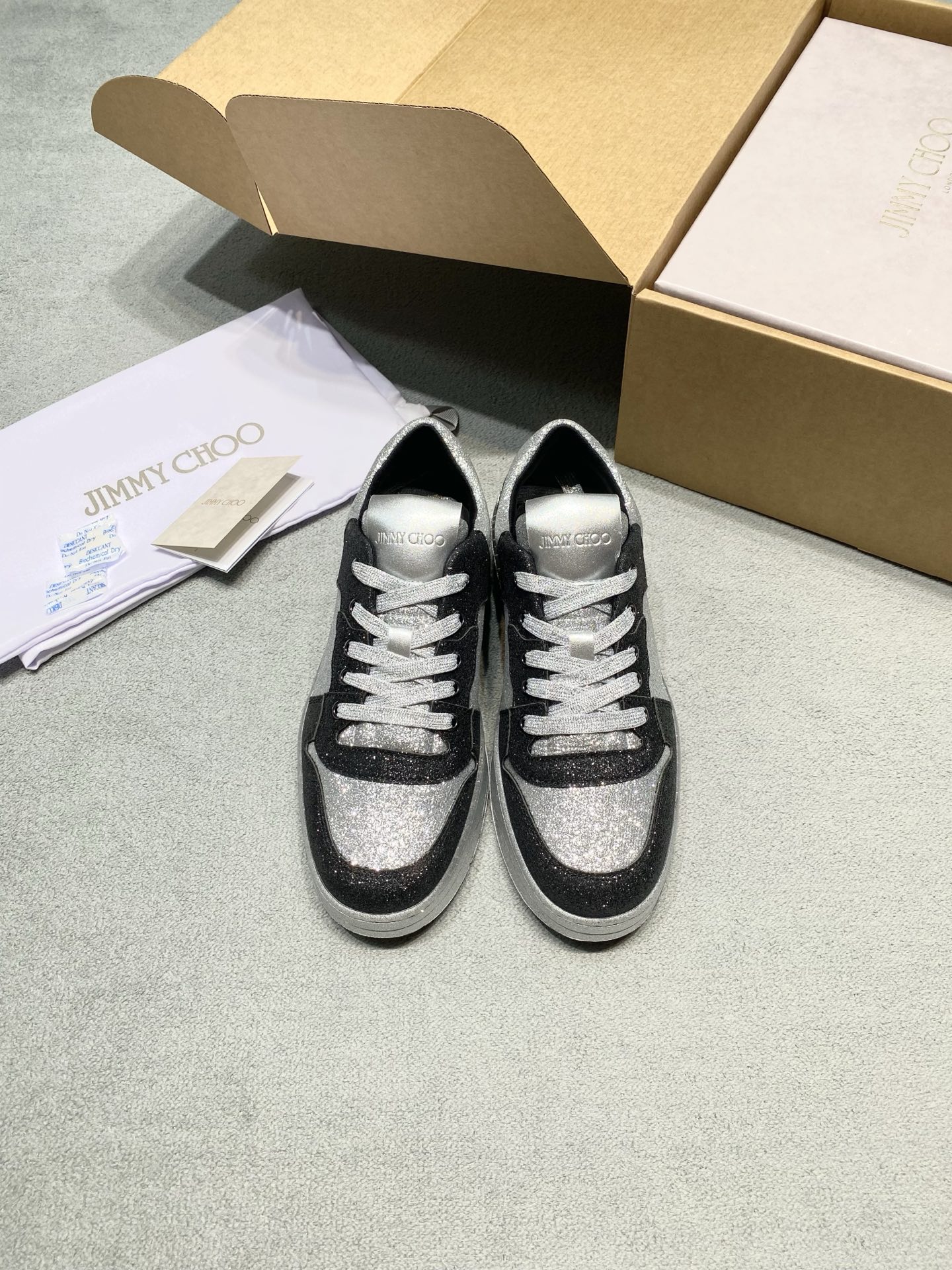 NO:785032,Original development of Jimmy Choo limited glitter sneakers | Wang Yibo's same series Wear starlight on your feet, luxury brand casual shoes with its own high-gloss. Delicate glitter splicing silver toe, retro sneaker style. Red/green/blue/black four colors, each pair has its own aura. Brand embossing on the tongue + non-slip rubber outsole, full of texture. Suitable for daily outings, dates and commuting. Luxury brand entry-level choice, great for keeping and giving as gifts. Fabric: Original material Lining: Polyester stretch fabric Outsole Original outsole Size 35-39 (customized for 40) Price Extremely cost-effective, quantity-based price, no negotiation for bulk orders, casual shoes/sports shoes, jimmy choo, sneakers19860909原版开发 Jimmy Choo 限定闪粉板鞋 | 王一博同款系列 把星光穿在脚上,自带高光的奢牌休闲鞋 细腻闪粉拼接银色鞋头,复古板鞋版型 红/绿/蓝/黑四色齐发,每一双都自带气场 鞋舌品牌压纹+防滑橡胶大底,质感拉满 日常出街、约会通勤都能hold住 奢牌入门级选择,自留送礼都超有面 面料: 原版材料 內里: 聚纤弹力布 大底原版大底 码数35-39（40定做） 价格 极致性价比跑量价、散单不议价,休闲鞋/运动鞋,jimmy choo,sneakers,Women's Shoes