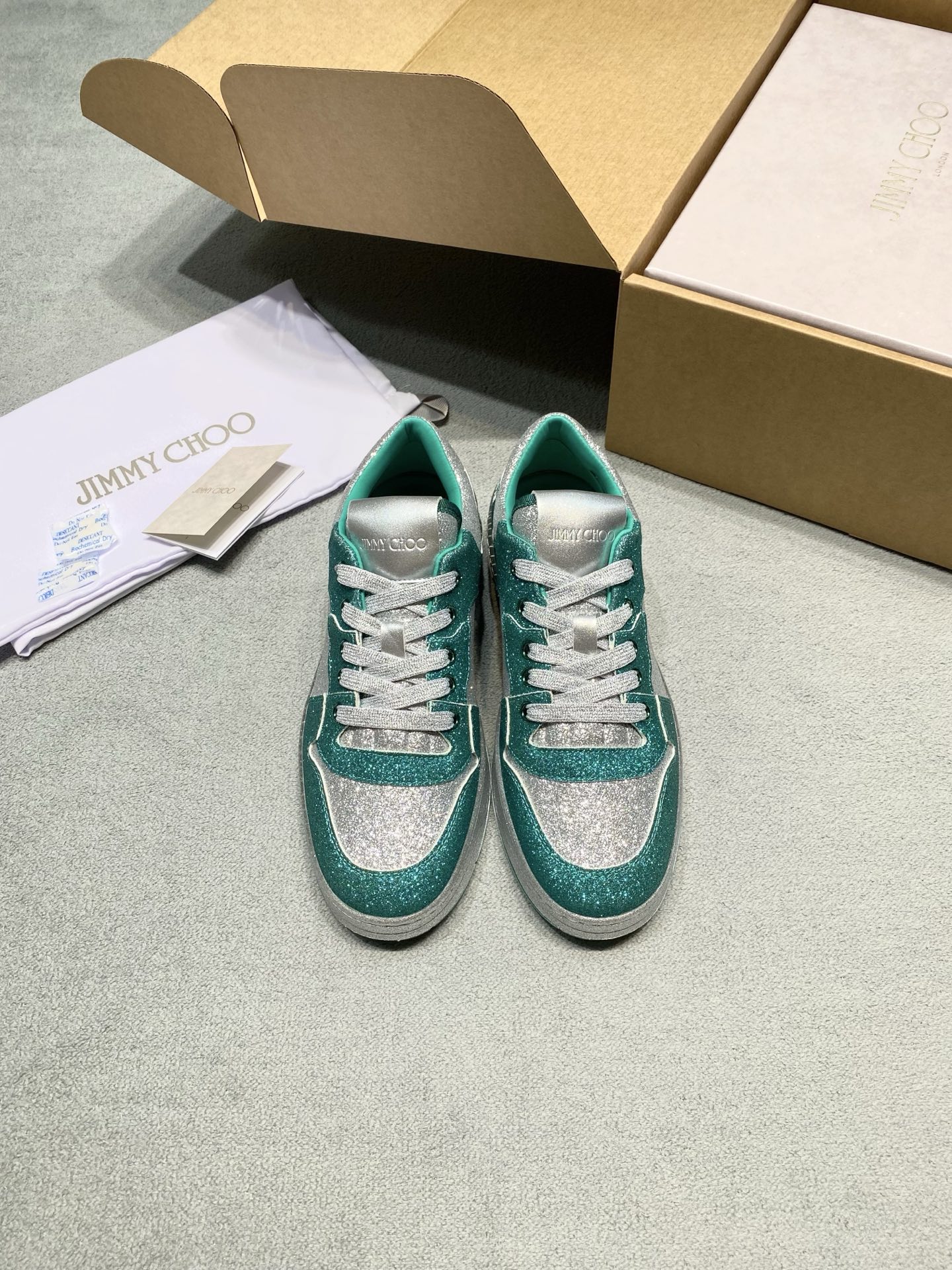 NO:785044,Original development of Jimmy Choo limited glitter sneakers | Wang Yibo's same series Wear starlight on your feet, luxury brand casual shoes with its own high-gloss. Delicate glitter splicing silver toe, retro sneaker style. Red/green/blue/black four colors, each pair has its own aura. Brand embossing on the tongue + non-slip rubber outsole, full of texture. Suitable for daily outings, dates and commuting. Luxury brand entry-level choice, great for keeping and giving as gifts. Fabric: Original material Lining: Polyester stretch fabric Outsole Original outsole Size 35-39 (customized for 40) Price Extremely cost-effective, quantity-based price, no negotiation for bulk orders, casual shoes/sports shoes, jimmy choo, sneakers19860909原版开发 Jimmy Choo 限定闪粉板鞋 | 王一博同款系列 把星光穿在脚上,自带高光的奢牌休闲鞋 细腻闪粉拼接银色鞋头,复古板鞋版型 红/绿/蓝/黑四色齐发,每一双都自带气场 鞋舌品牌压纹+防滑橡胶大底,质感拉满 日常出街、约会通勤都能hold住 奢牌入门级选择,自留送礼都超有面 面料: 原版材料 內里: 聚纤弹力布 大底原版大底 码数35-39（40定做） 价格 极致性价比跑量价、散单不议价,休闲鞋/运动鞋,jimmy choo,sneakers,Women's Shoes