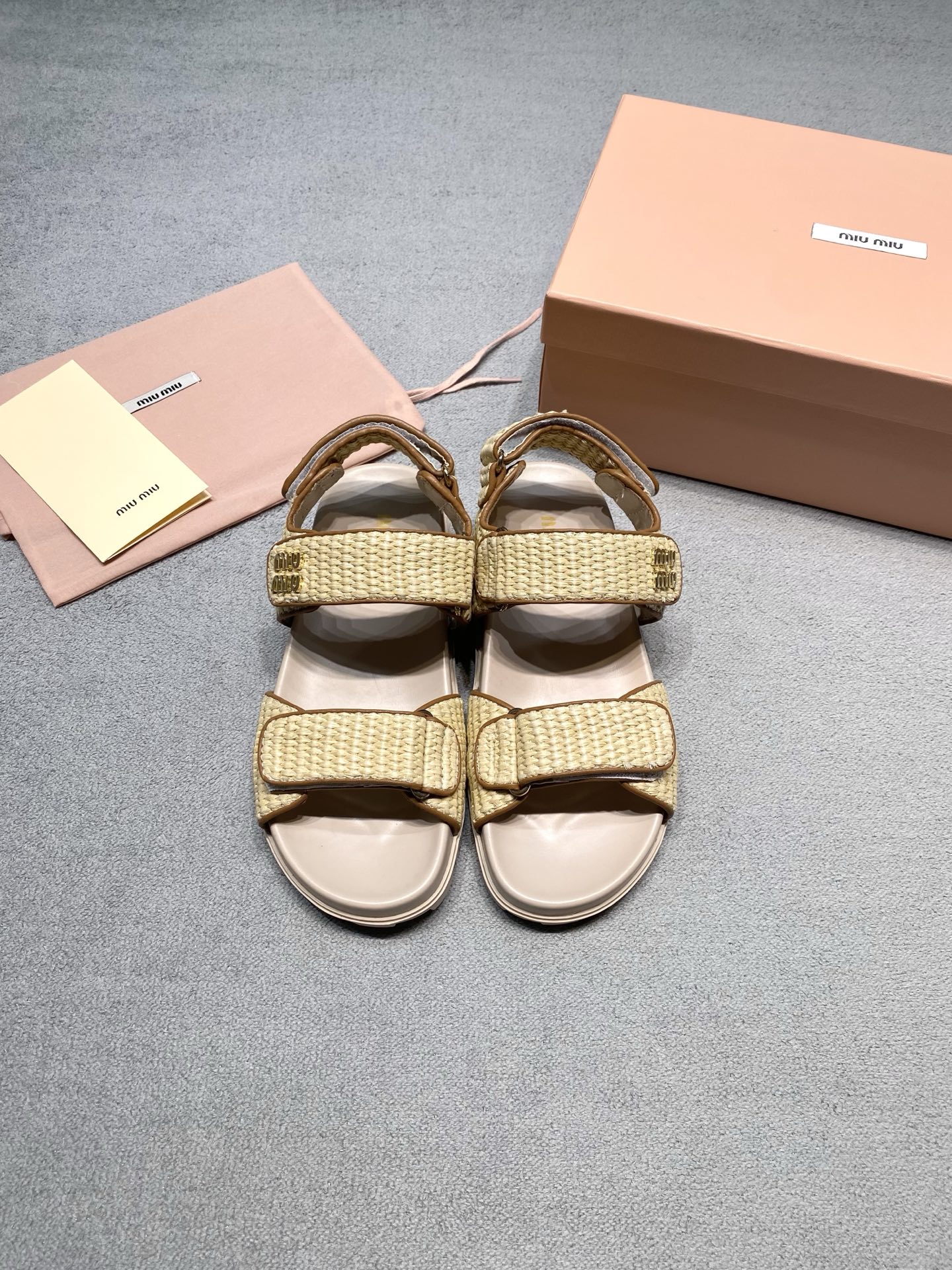 NO:784972,Originally developed by MiuMiu, these 'old money style' raffia Velcro sandals have been welded on my feet this summer. The straw texture has a relaxed atmosphere, and the metal logo is low-key and noble. The Velcro double-strap design is not picky about the foot shape, and can be easily controlled by fleshy/wide feet. Two wearing methods can be worn with exposed heel/covered heel, which can be switched with one click for commuting and vacation. Soft sheepskin foot pads + non-slip thick soles, which will not wear your feet after walking all day. Fabric: raffia Inner lining: Imported Australian sheepskin outsole, original molded outsole, size 35-39 (custom-made for 40), price, extremely cost-effective, based on quantity and price, no negotiation for bulk orders, slippers, sandals, miumiu, sandals, slippers, espadrilles, sheepskin19860909原版开发 MiuMiu缪缪 拉菲草魔术贴凉鞋 今年夏天被这双“老钱风”焊在脚上了 草编肌理自带松弛氛围感,金属logo低调又显贵 魔术贴双带设计不挑脚型,肉脚/宽脚也能轻松驾驭 两种穿法可选露后跟/包后跟,通勤度假一键切换 软乎乎的羊皮垫脚+防滑厚底,暴走一天都不磨脚 面料: 拉菲草 內里: 进口澳洲羊皮 大底原版开模大底 码数35-39（40定做） 价格 极致性价比跑量价、散单不议价,拖鞋凉鞋,miumiu,sandals,slippers,espadrilles,sheepskin,Women's Shoes