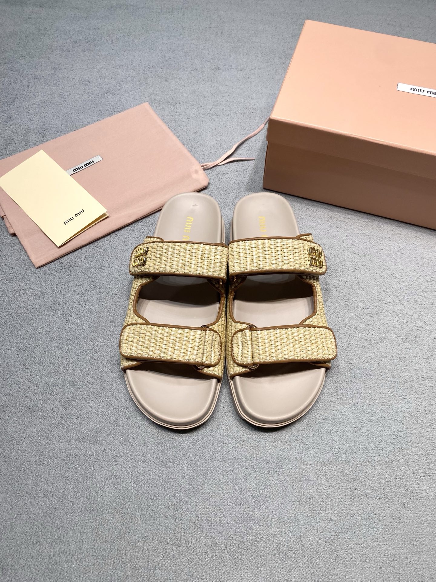 NO:784976,Originally developed by MiuMiu, these 'old money style' raffia Velcro slippers were welded to my feet this summer. The straw texture has a relaxed atmosphere, and the metal logo is low-key and noble. The Velcro double-strap design is not picky about the foot shape, and can be easily controlled by fleshy/wide feet. Two wearing styles can be worn with exposed heel/covered heel, which can be switched with one click for commuting and vacation. Soft sheepskin foot pads + non-slip thick soles, which will not wear your feet after walking all day. Fabric: raffia Inner lining: Imported Australian sheepskin outsole, original molded outsole, size 35-39 (custom-made for 40), price, extremely cost-effective, based on quantity and price, no negotiation for bulk orders, slippers, sandals, miumiu, sandals, slippers, espadrilles, sheepskin19860909原版开发 MiuMiu缪缪 拉菲草魔术贴拖鞋 今年夏天被这双“老钱风”焊在脚上了 草编肌理自带松弛氛围感,金属logo低调又显贵 魔术贴双带设计不挑脚型,肉脚/宽脚也能轻松驾驭 两种穿法可选露后跟/包后跟,通勤度假一键切换 软乎乎的羊皮垫脚+防滑厚底,暴走一天都不磨脚 面料: 拉菲草 內里: 进口澳洲羊皮 大底原版开模大底 码数35-39（40定做） 价格 极致性价比跑量价、散单不议价,拖鞋凉鞋,miumiu,sandals,slippers,espadrilles,sheepskin,Women's Shoes