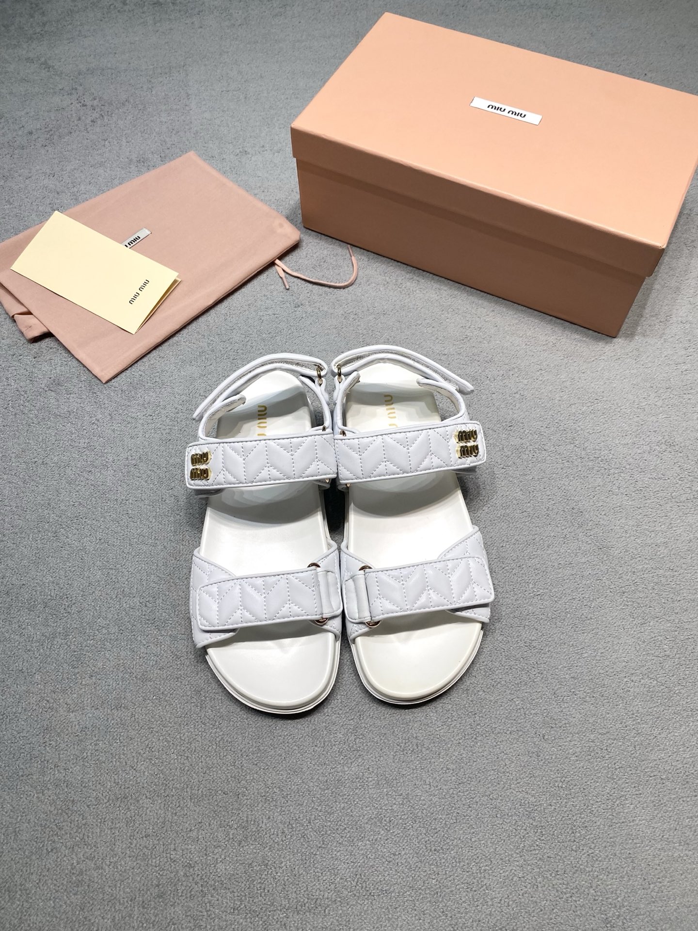 NO:784980,Originally developed by MiuMiu, rhombus Velcro sandals. Who can resist a pair of miu sandals that are as soft as clouds? Classic rhombus quilting craftsmanship, comes with a gentle golden filter. Double Velcro wide shoulder strap design, can also be perfectly adapted to fleshy/wide feet. The two wearing methods can be switched with exposed heel/covered heel with one click, which can be worn during commuting and vacation. Soft waxy sheepskin feet + non-slip thick sole, your feet will not feel tired after walking all day long. Fabric: Sheep leather. Lining: Imported Australian sheepskin outsole. Original molded outsole. Size 35-39 (customized at 40). Price Extremely cost-effective, quantity and price, no negotiation for loose orders, slippers and sandals, miumiu, sandals, slippers, sheepskin19860909原版开发 MiuMiu缪缪 菱格纹魔术贴凉鞋 谁能拒绝一双软到像云朵的miu凉鞋啊！ 经典菱格绗缝工艺,自带温柔千金滤镜 双魔术贴宽肩带设计,肉脚/宽脚也能完美适配 两种穿法一键切换露后跟/包后跟,通勤度假都能打 软糯羊皮垫脚+防滑厚底,暴走一天脚都不喊累 面料: 羊皮革 內里: 进口澳洲羊皮 大底原版开模大底 码数35-39（40定做） 价格 极致性价比跑量价、散单不议价,拖鞋凉鞋,miumiu,sandals,slippers,sheepskin,Women's Shoes