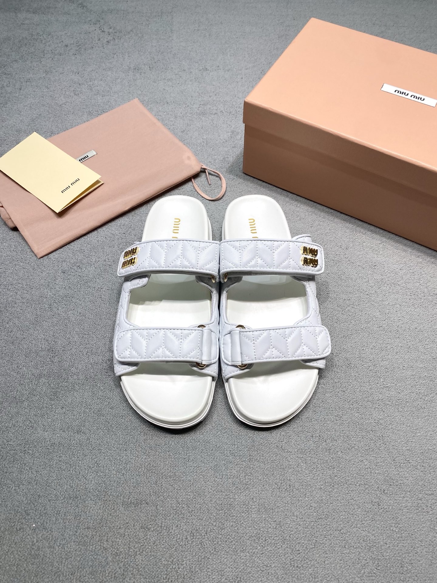 NO:784984,Originally developed by MiuMiu, diamond pattern Velcro slippers. Who can resist a pair of miu sandals that are as soft as clouds? Classic rhombus quilting craftsmanship, comes with a gentle golden filter. Double Velcro wide shoulder strap design, can also be perfectly adapted to fleshy/wide feet. The two wearing methods can be switched with exposed heel/covered heel with one click, which can be worn during commuting and vacation. Soft waxy sheepskin feet + non-slip thick sole, your feet will not feel tired after walking all day long. Fabric: Sheep leather. Lining: Imported Australian sheepskin outsole. Original molded outsole. Size 35-39 (customized at 40). Price Extremely cost-effective, quantity and price, no negotiation for loose orders, slippers and sandals, miumiu, sandals, slippers, sheepskin19860909原版开发 MiuMiu缪缪 菱格纹魔术贴拖鞋 谁能拒绝一双软到像云朵的miu凉鞋啊！ 经典菱格绗缝工艺,自带温柔千金滤镜 双魔术贴宽肩带设计,肉脚/宽脚也能完美适配 两种穿法一键切换露后跟/包后跟,通勤度假都能打 软糯羊皮垫脚+防滑厚底,暴走一天脚都不喊累 面料: 羊皮革 內里: 进口澳洲羊皮 大底原版开模大底 码数35-39（40定做） 价格 极致性价比跑量价、散单不议价,拖鞋凉鞋,miumiu,sandals,slippers,sheepskin,Women's Shoes