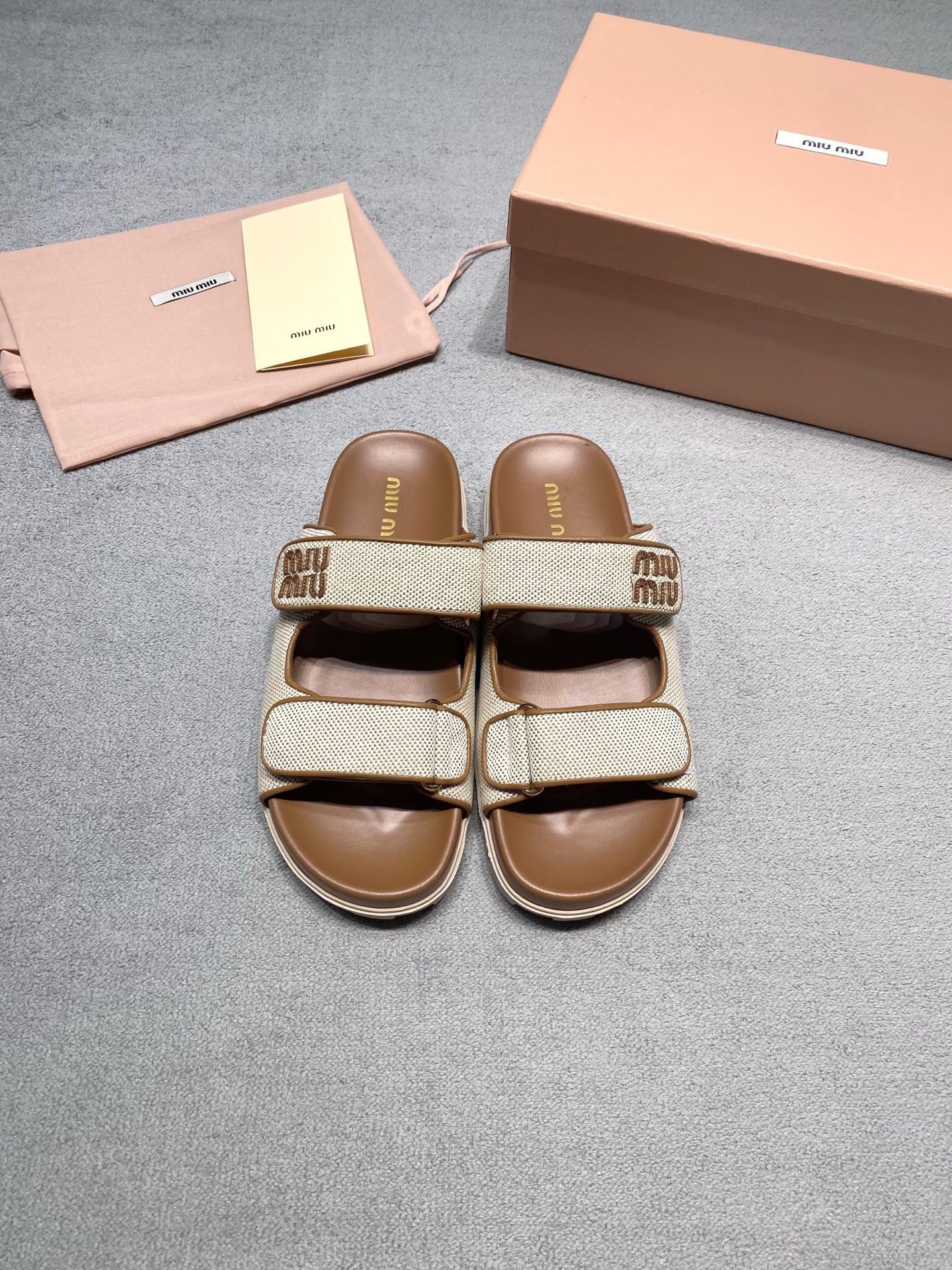 NO:784964,Originally developed by MiuMiu canvas and leather Velcro slippers, this summer's 'old money relaxation' is captured by this pair! Off-white canvas and caramel/black leather, low saturation color scheme brings a sense of luxury. Double Velcro wide shoulder strap design, not picky about foot shape, can be easily controlled by wide fleshy feet. Metal letter logo is low-key, full of details but not exaggerated. Soft leather feet + non-slip thick sole, running around all day without wearing your feet. Fabric: Imported washed canvas. Lining: Imported Australian sheepskin outsole. Original molded outsole. Size 35-39 (customized at 40). Price Extremely cost-effective, quantity and price, no negotiation for bulk orders, slippers, miumiu, slippers, sheepskin19860909原版开发 MiuMiu缪缪 帆布拼皮魔术贴拖鞋 今年夏天的“老钱松弛感”被这双拿捏了！ 米白帆布拼焦糖/黑色皮革,低饱和配色自带高级感 双魔术贴宽肩带设计,不挑脚型,肉脚宽脚也能轻松驾驭 金属字母logo低调点睛,细节拉满不浮夸 软乎乎的皮革垫脚+防滑厚底,暴走一天都不磨脚 面料: 进口洗水帆布 內里: 进口澳洲羊皮 大底原版开模大底 码数35-39（40定做） 价格 极致性价比跑量价、散单不议价,拖鞋,miumiu,slippers,sheepskin,Women's Shoes